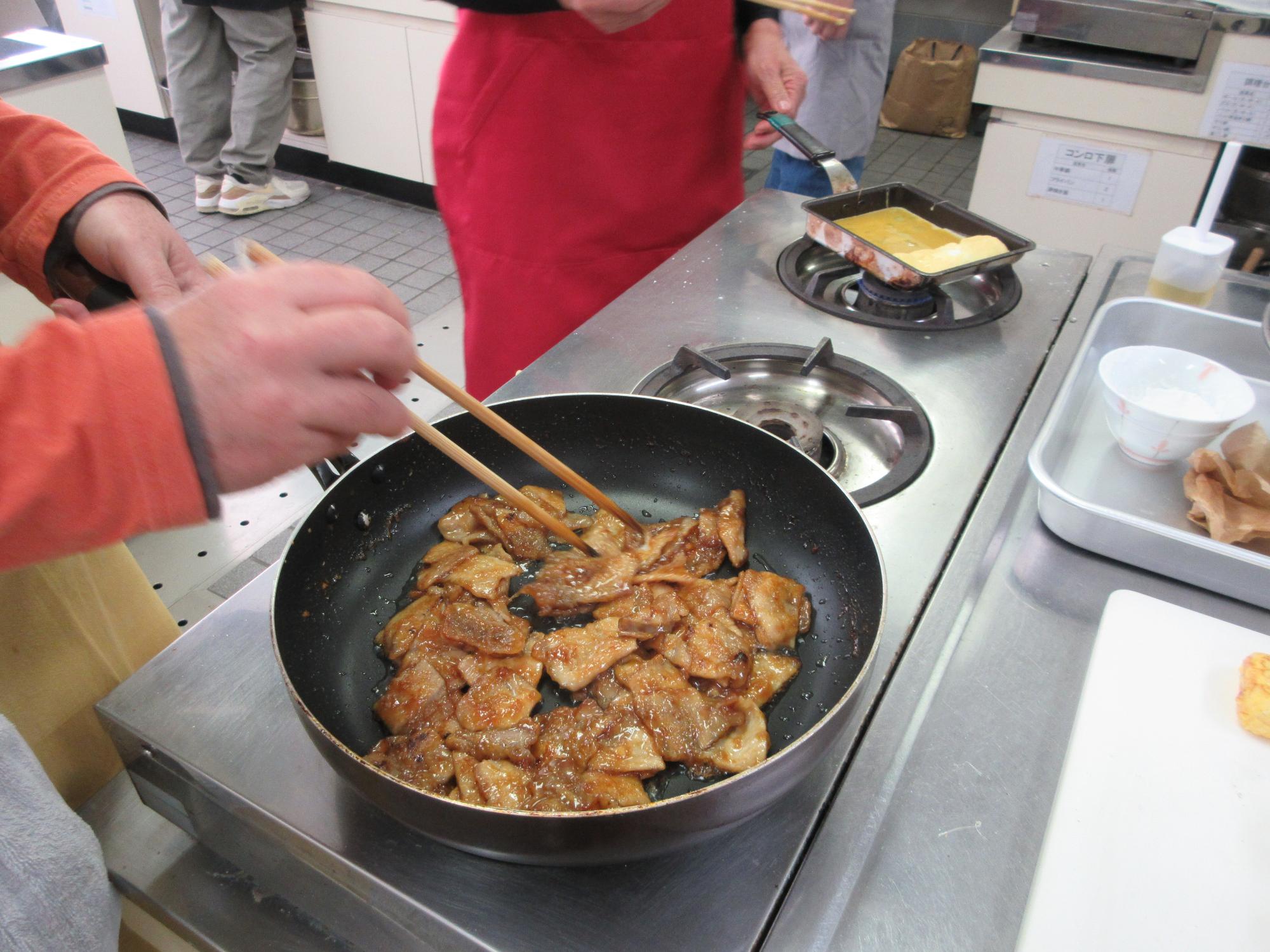 豚肉を炒めるようす