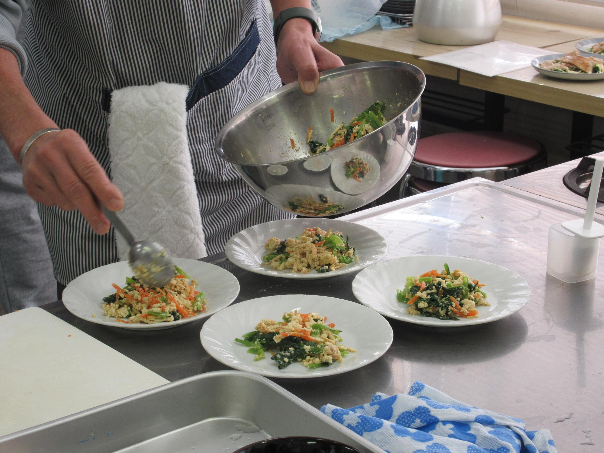 皿に盛りつけるようす