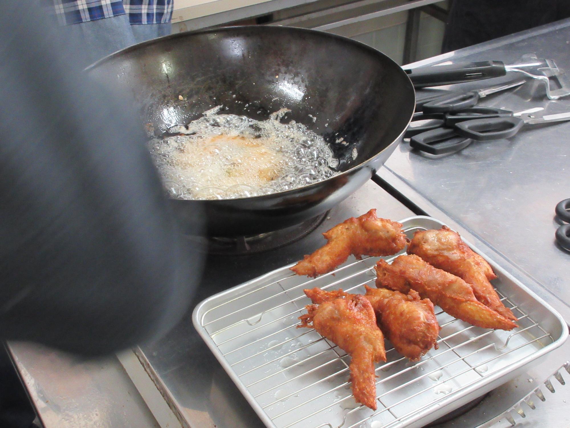 チキンを揚げる様子