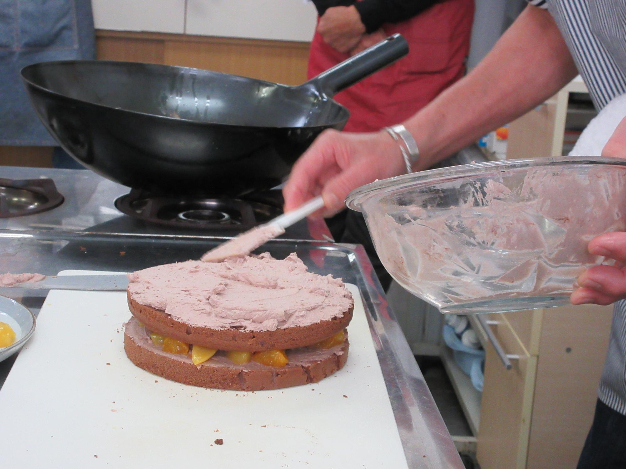 ケーキにクリームをぬる様子