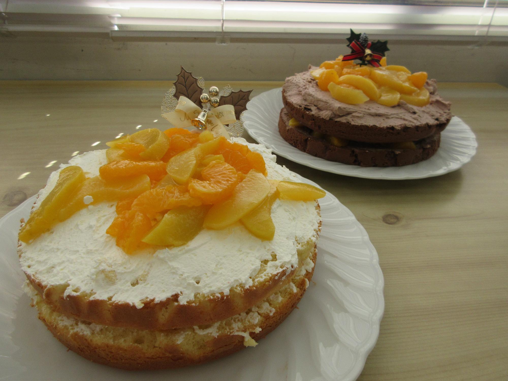 出来上がった2つのホールケーキの写真