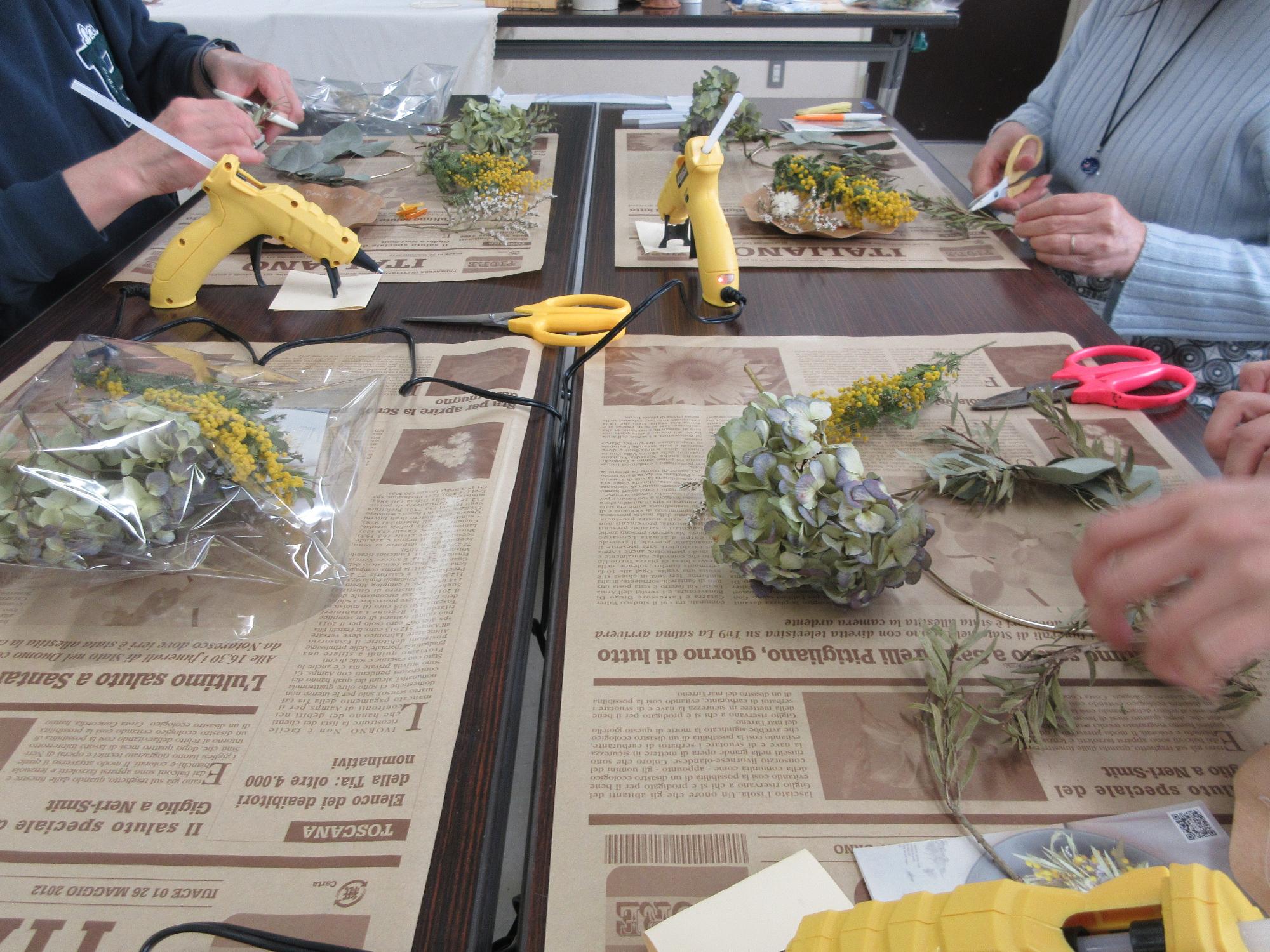 花材を切り分けるようす