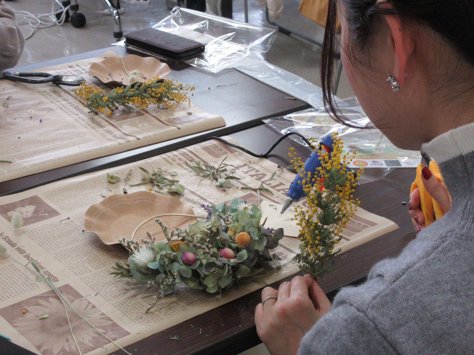 リース作りの花のバランスを見る様子