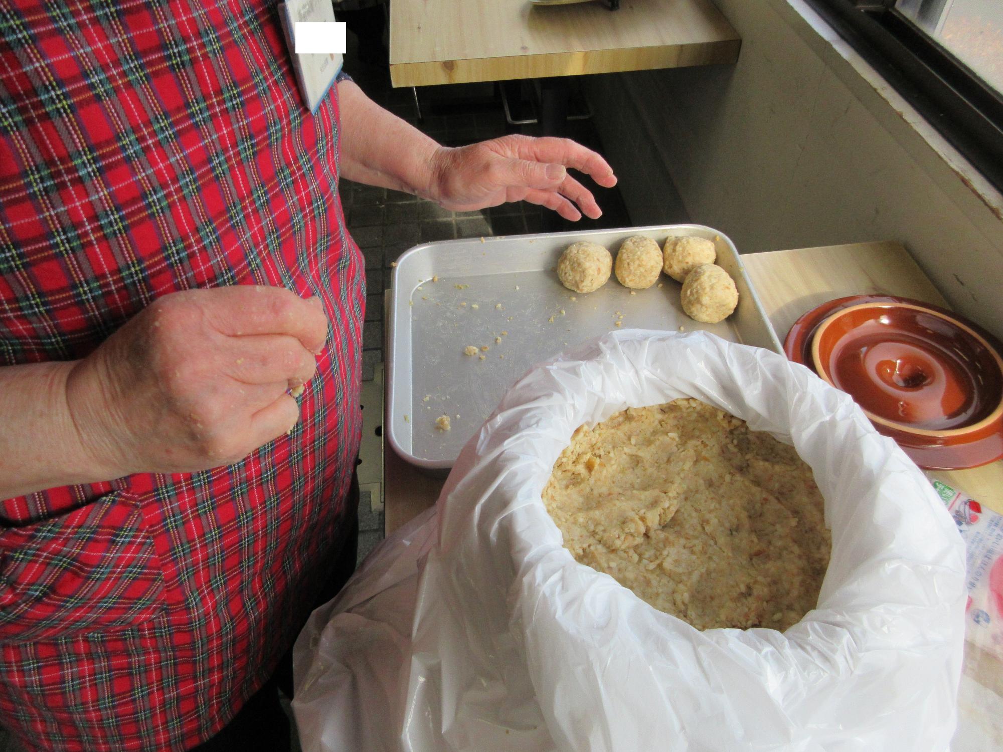 味噌を容器に詰め込むようす