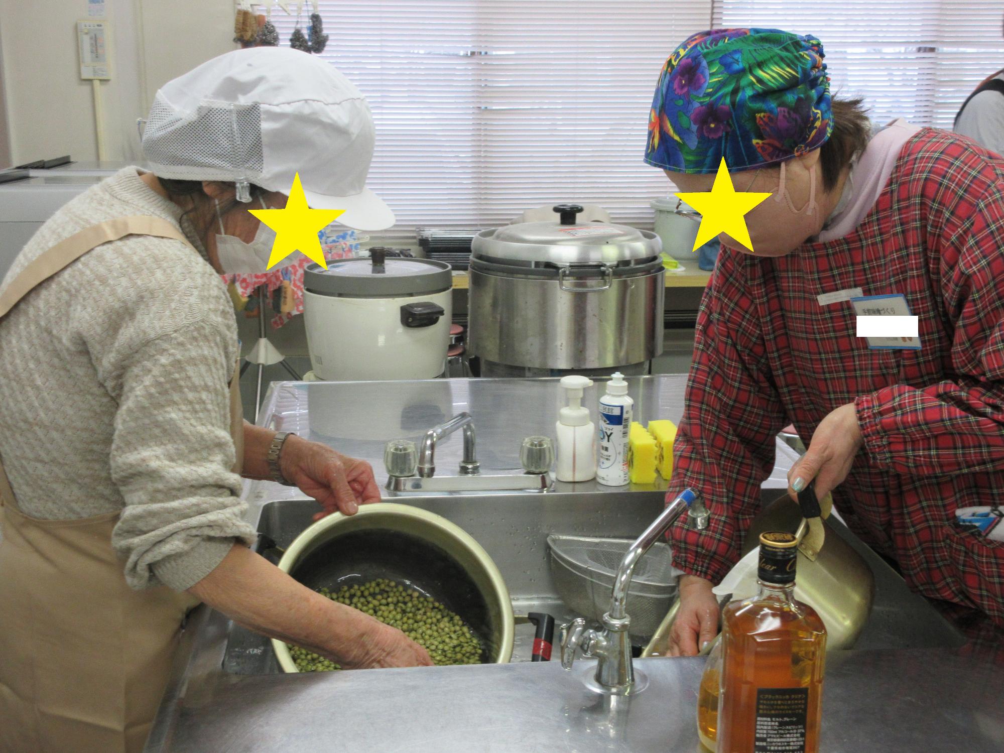 大豆を洗うようす