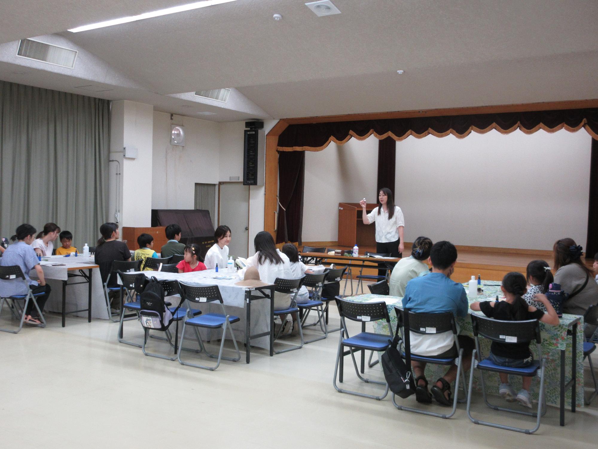 香りとアロマの効能について説明を受ける様子