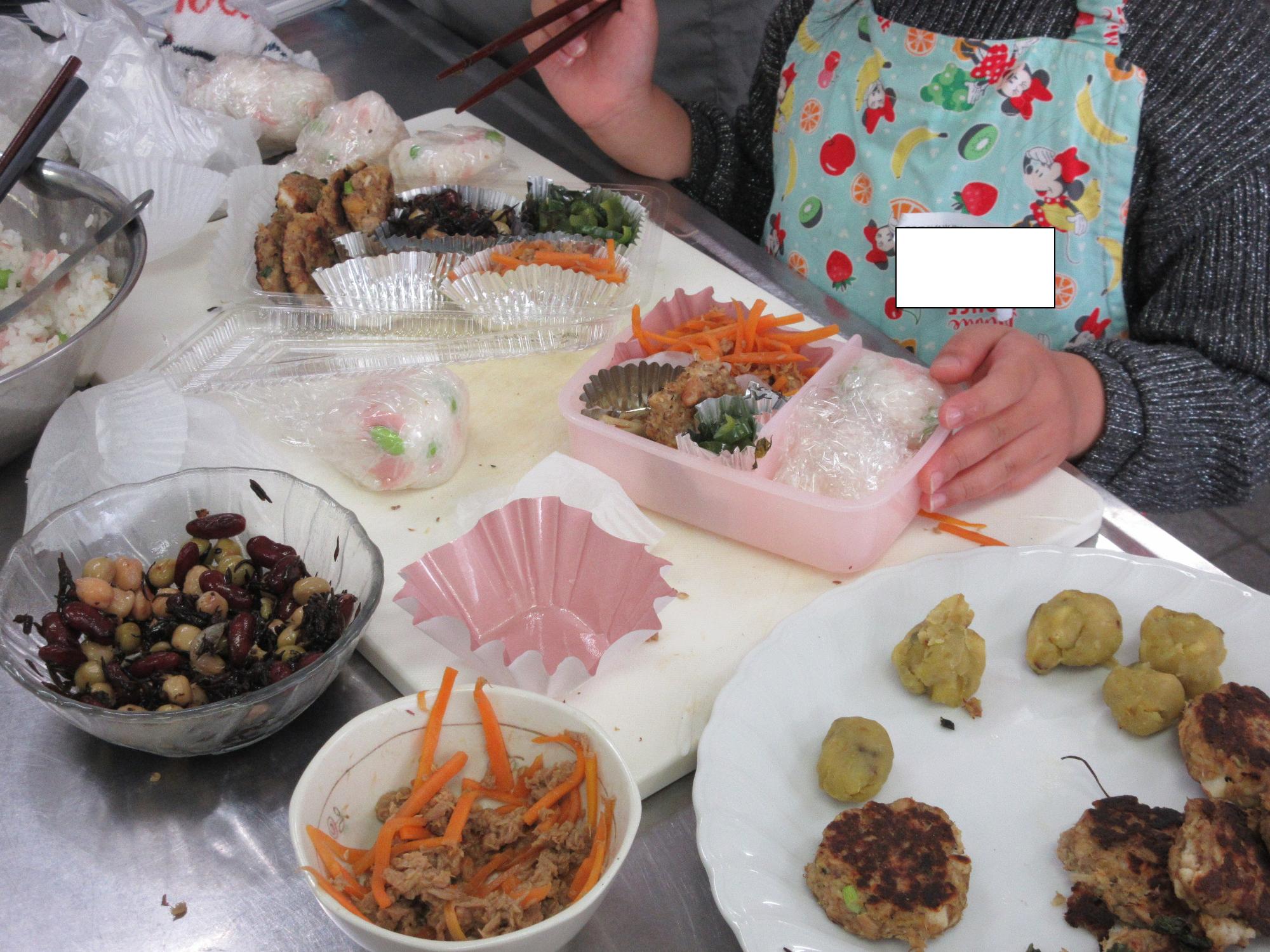 お弁当をつくる様子