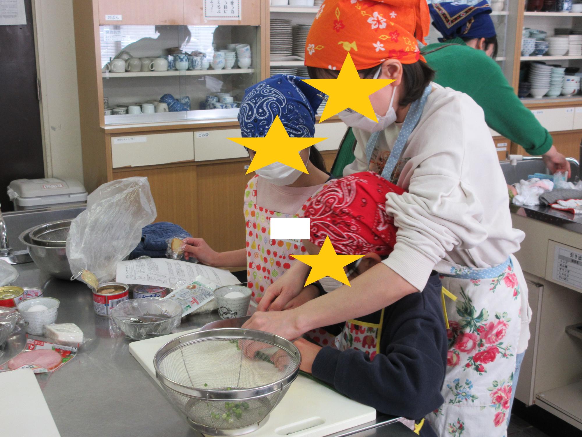 親子でお弁当をつくる様子