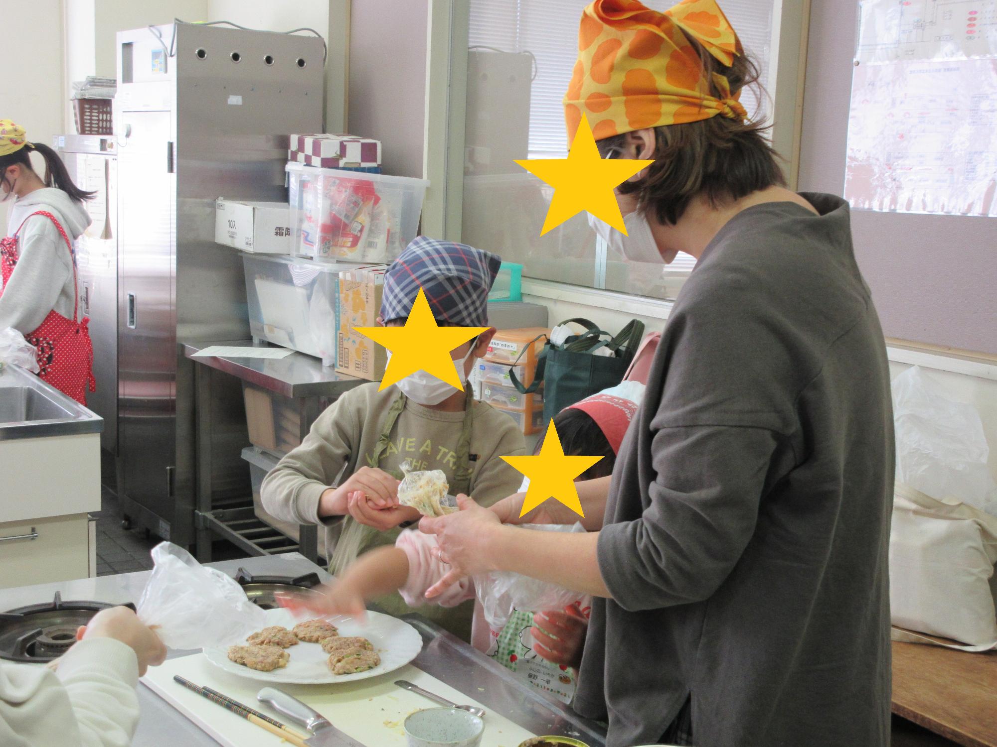 親子でお弁当をつくる様子