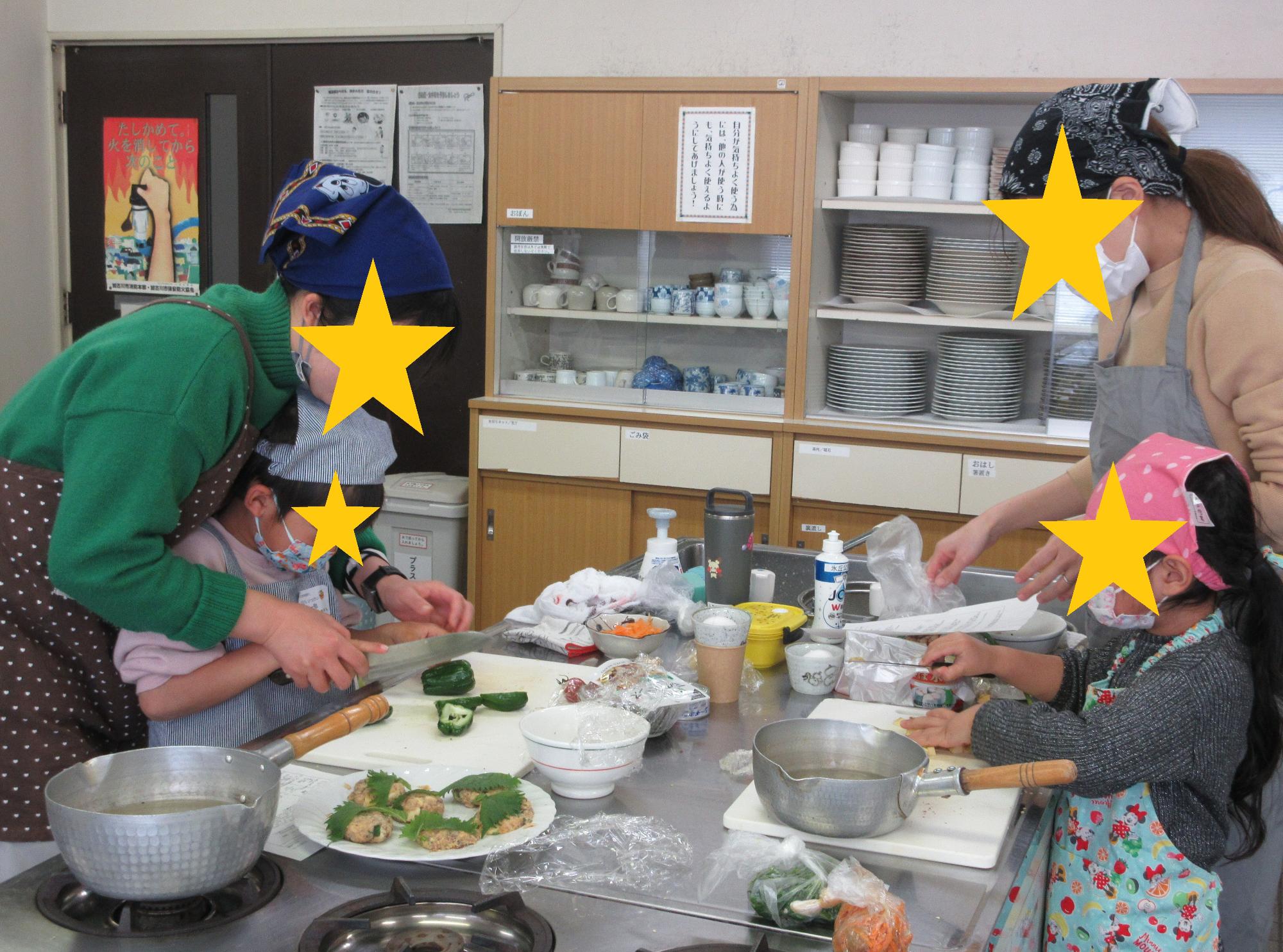 親子でお弁当をつくる様子