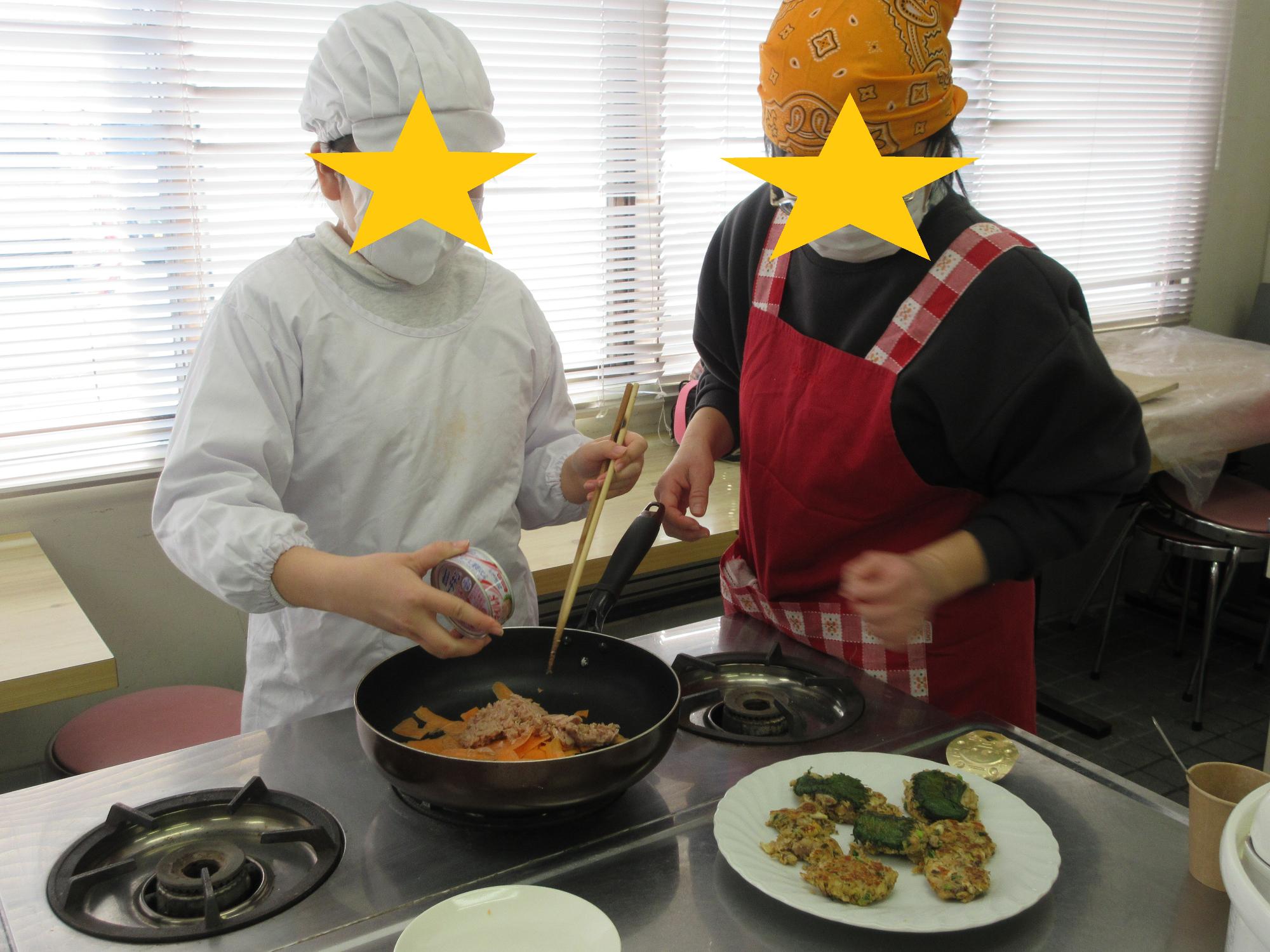 親子でお弁当をつくる様子