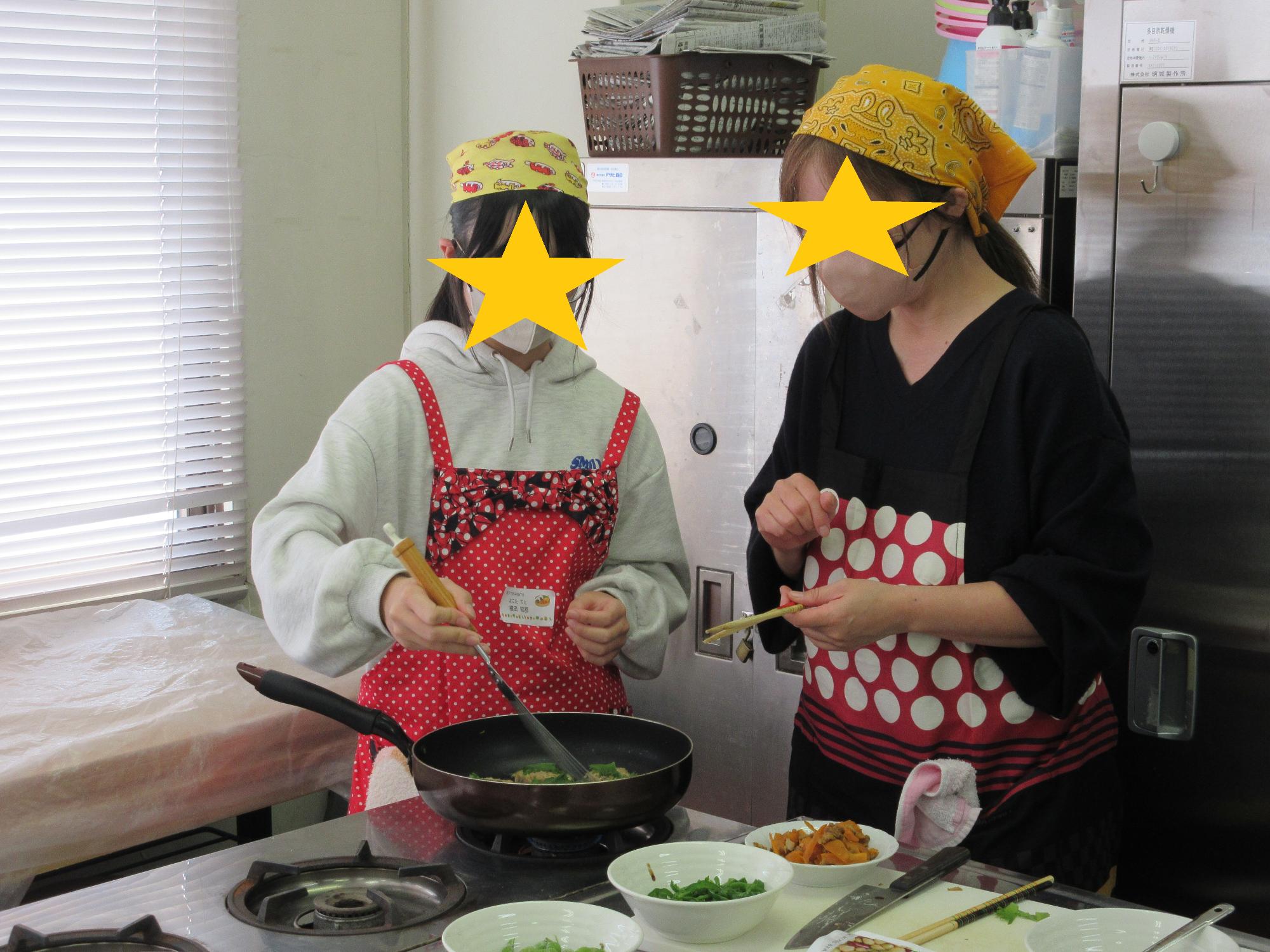 親子でお弁当をつくる様子