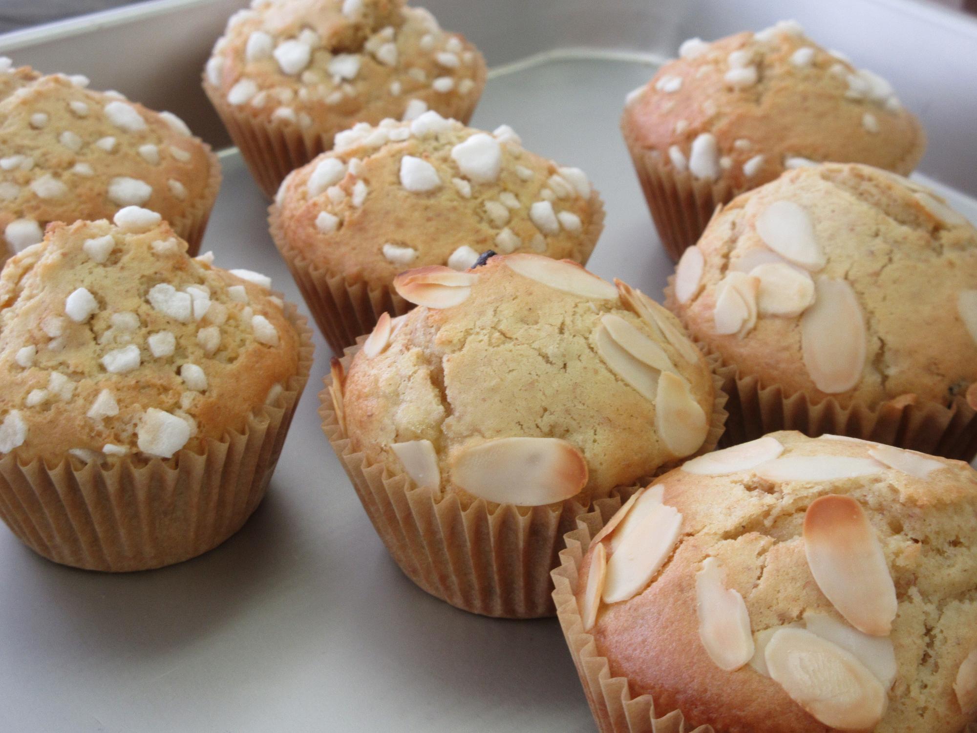 出来上がった美味しそうなマフィンの画像。