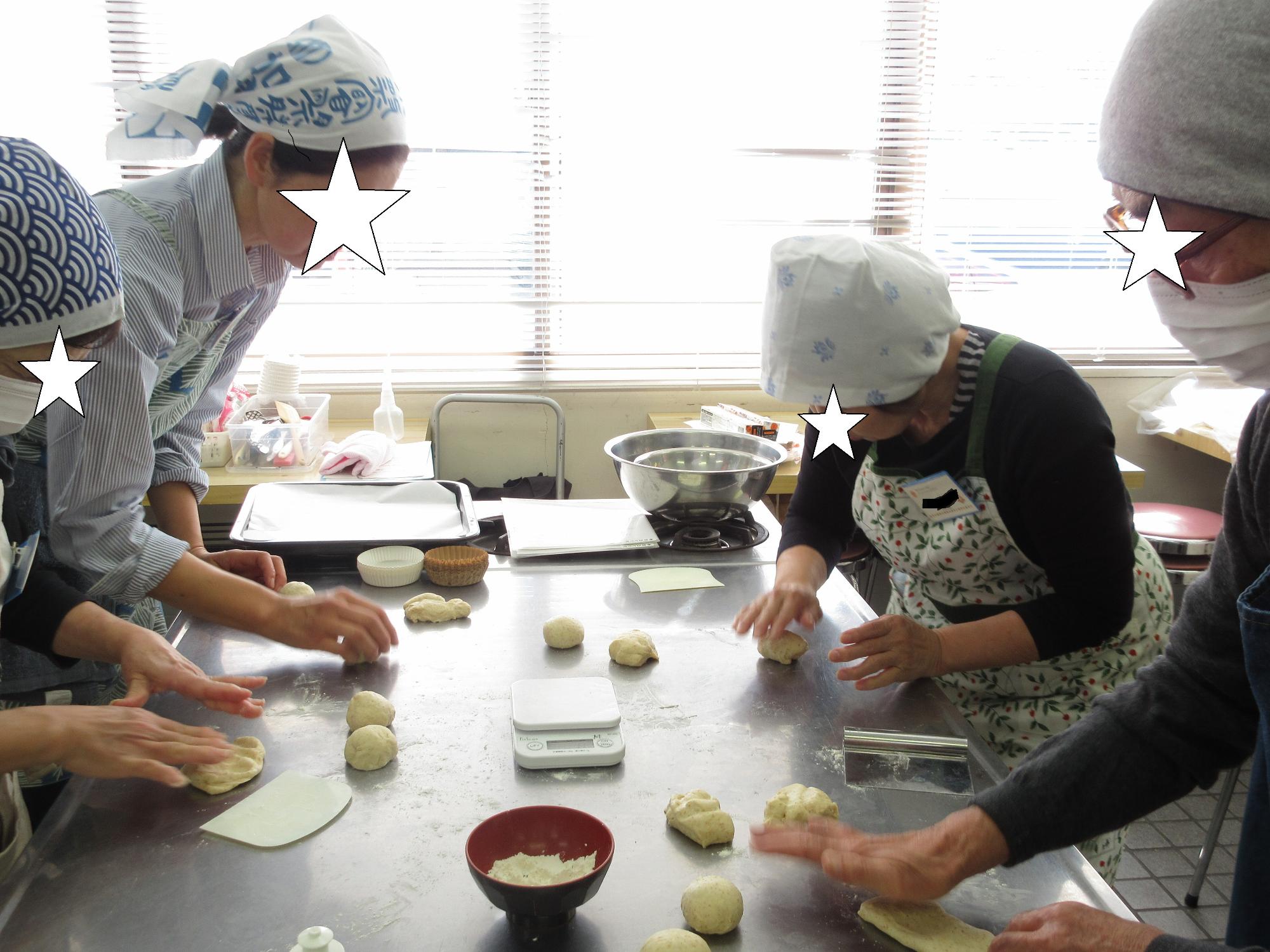 パン生地をこねる様子