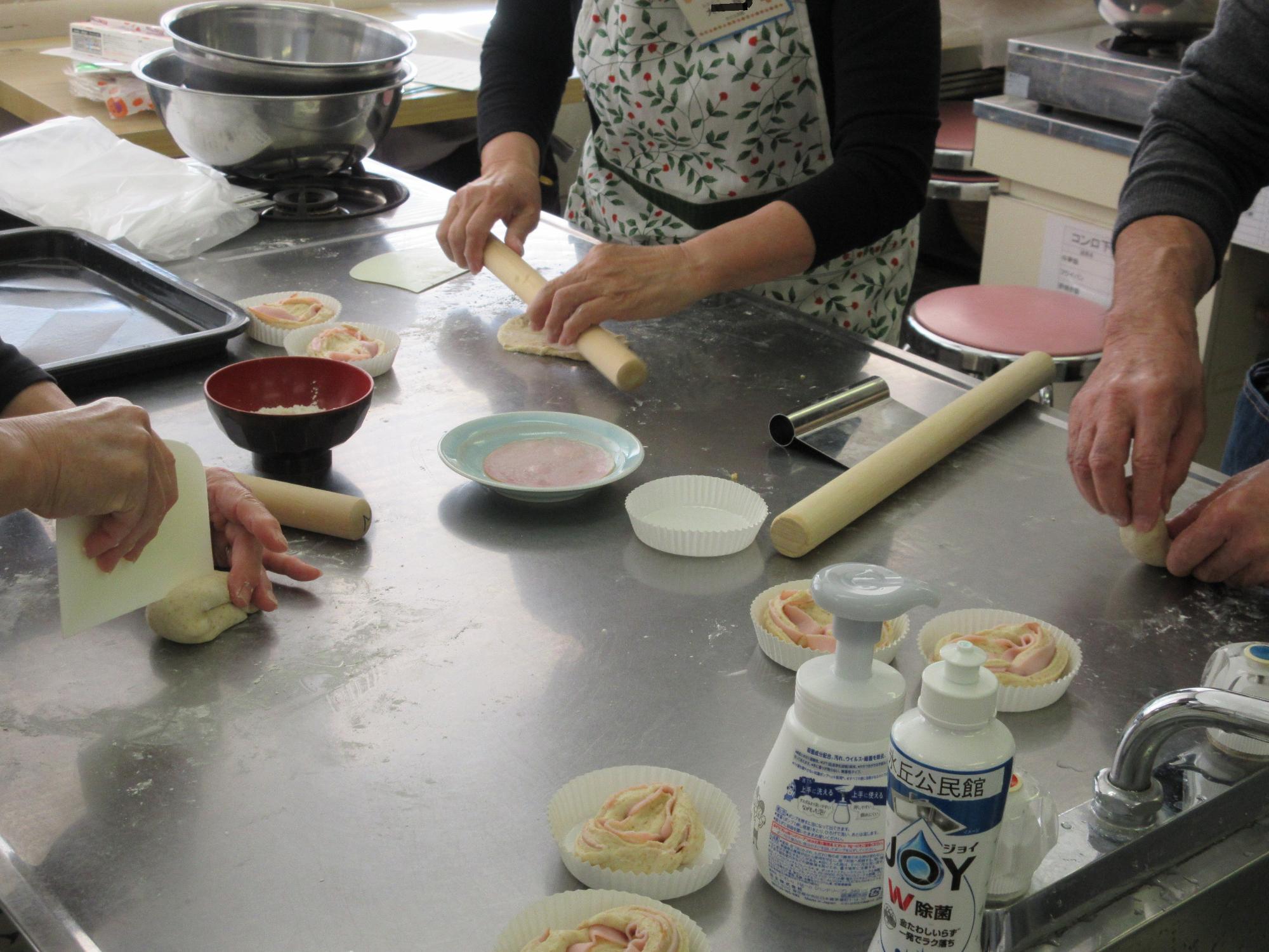 パン生地を伸ばしたり、こねたり、切ったりしている様子