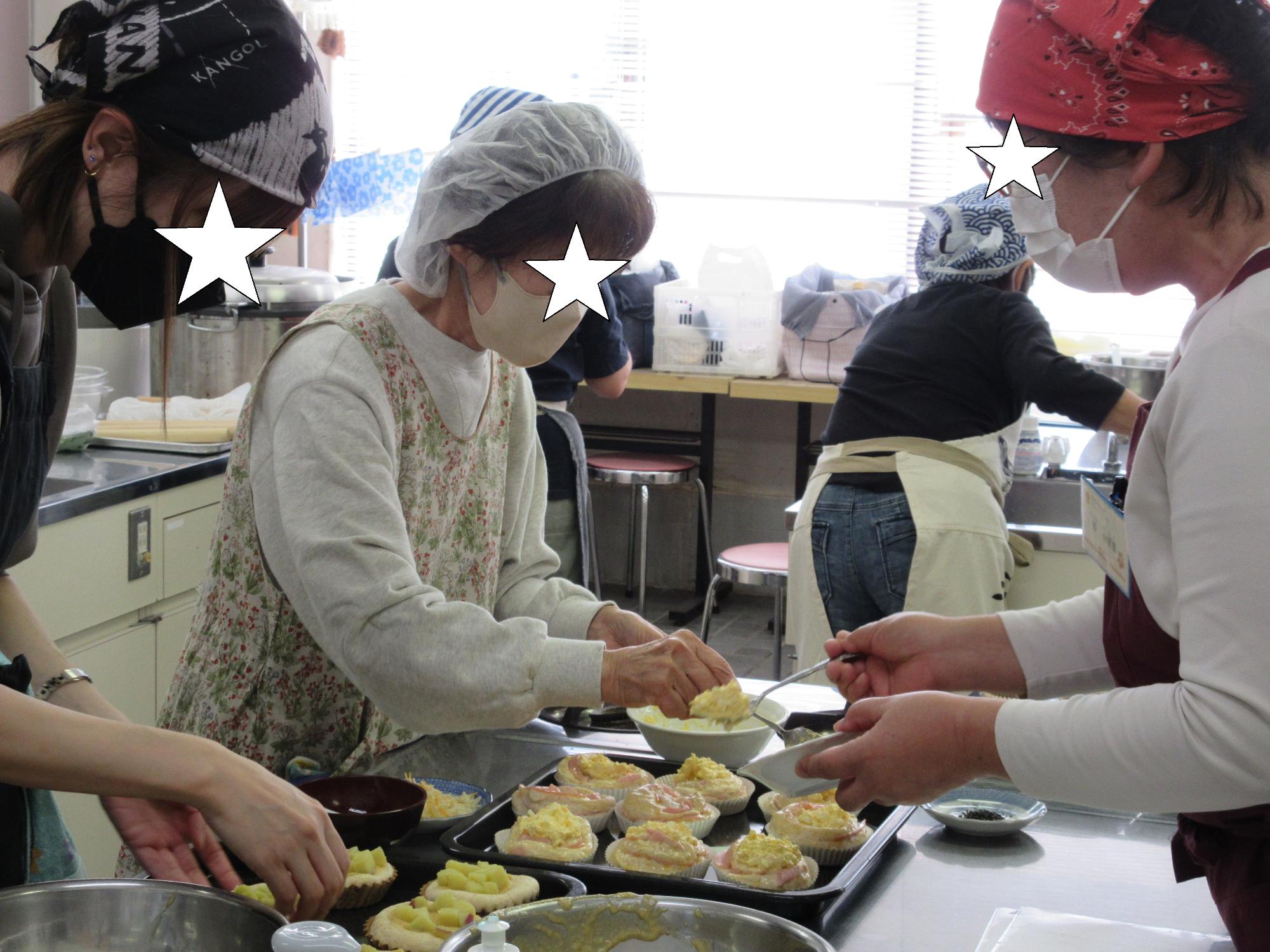 協力してパンを作る作業の様子