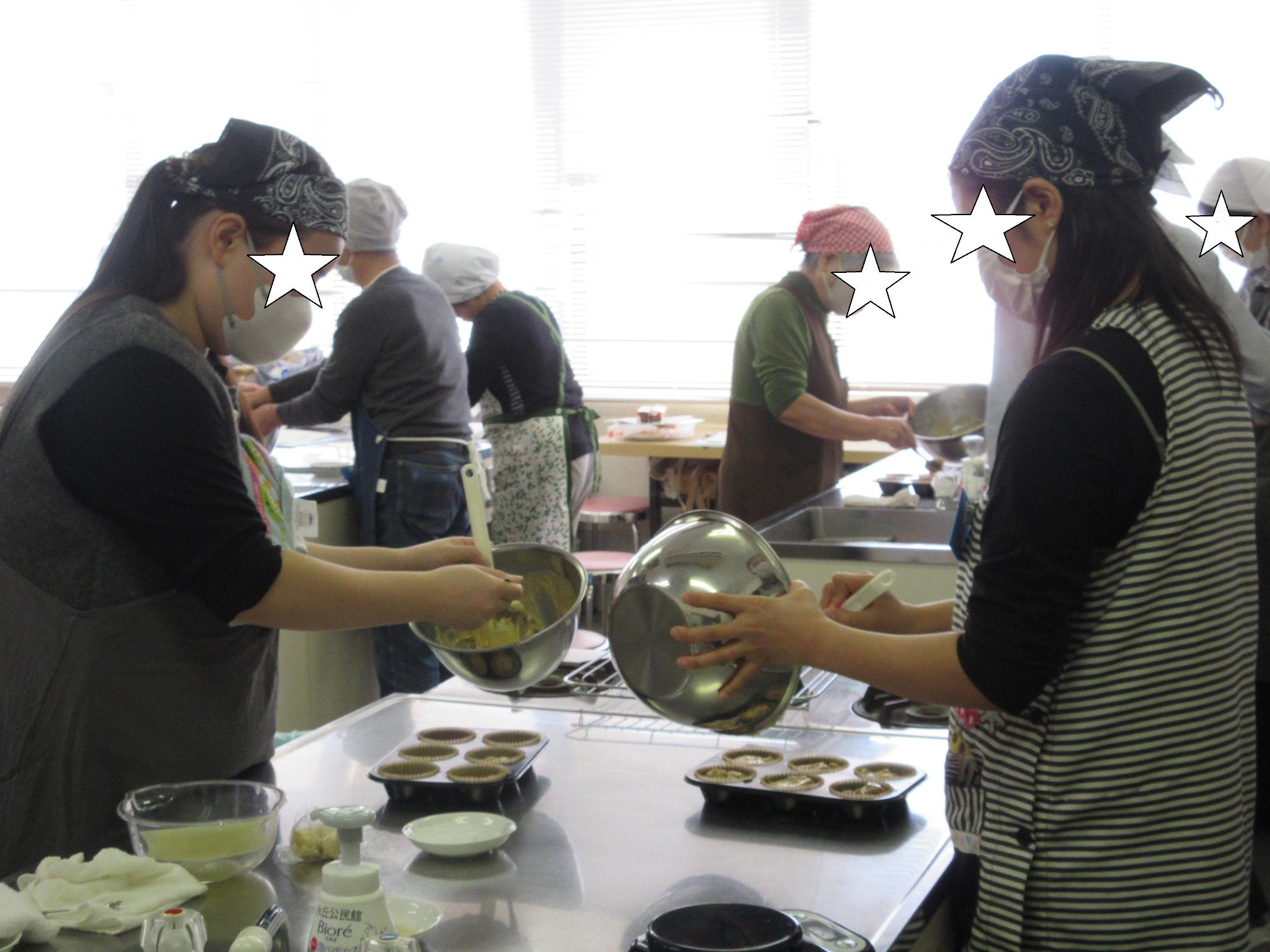 マフイン生地を型に流しいれる様子