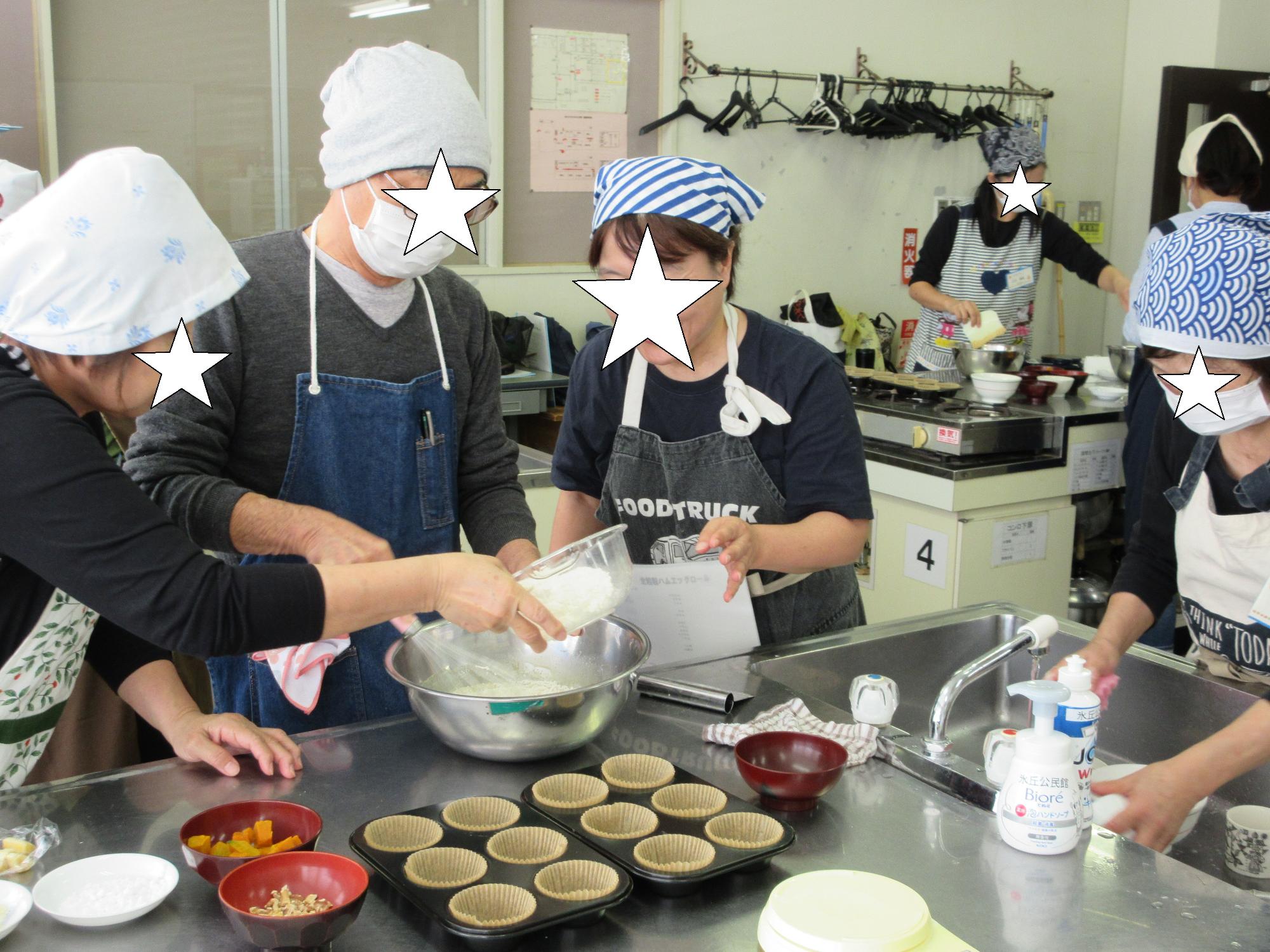 マフィンの生地を作る作業の様子