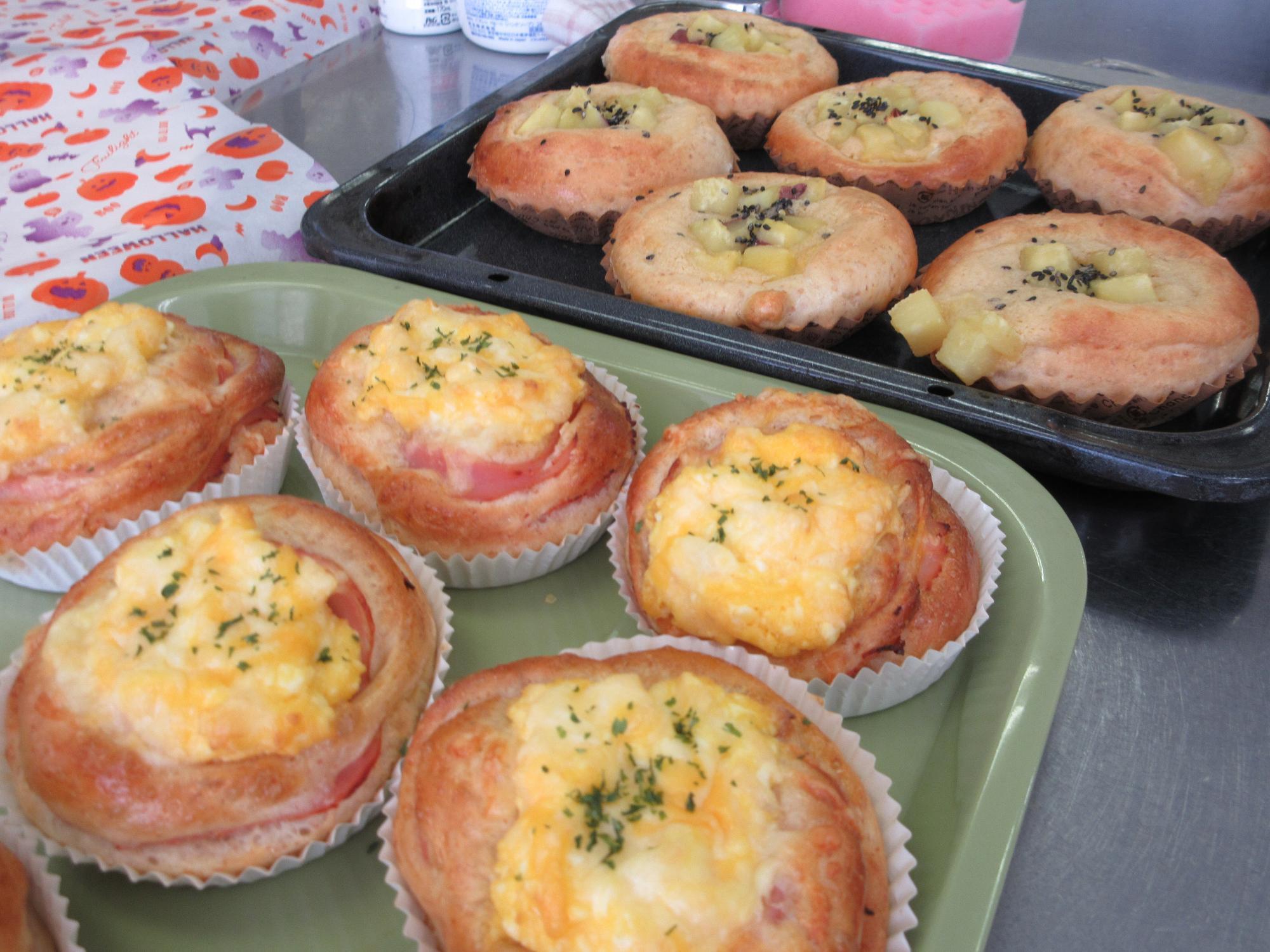 できあがった美味しそうな2種類のパンの画像。ハムとたまごのパンとさつまいものパンです。