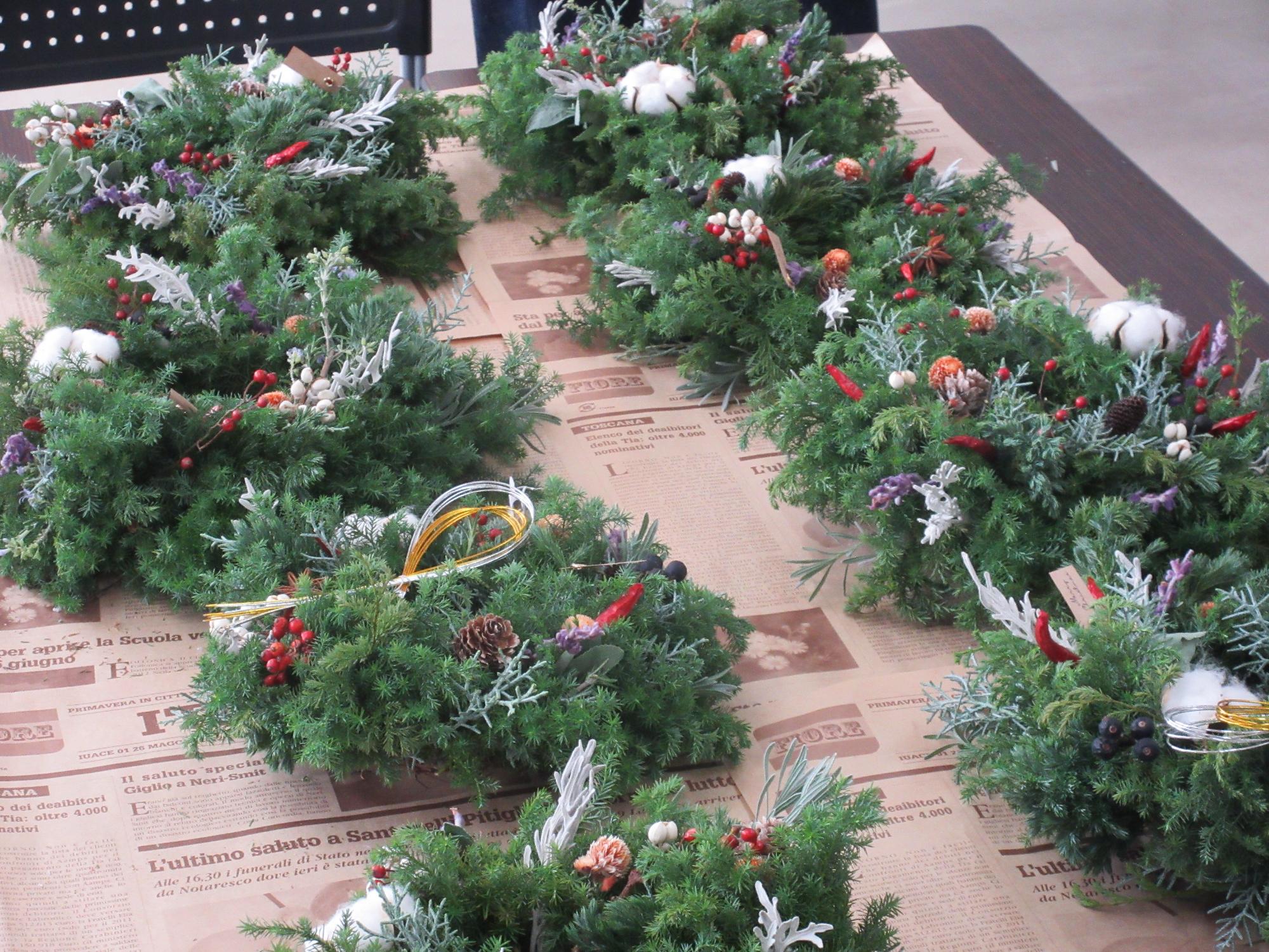 参加者たちが作ったクリスマスリース作品