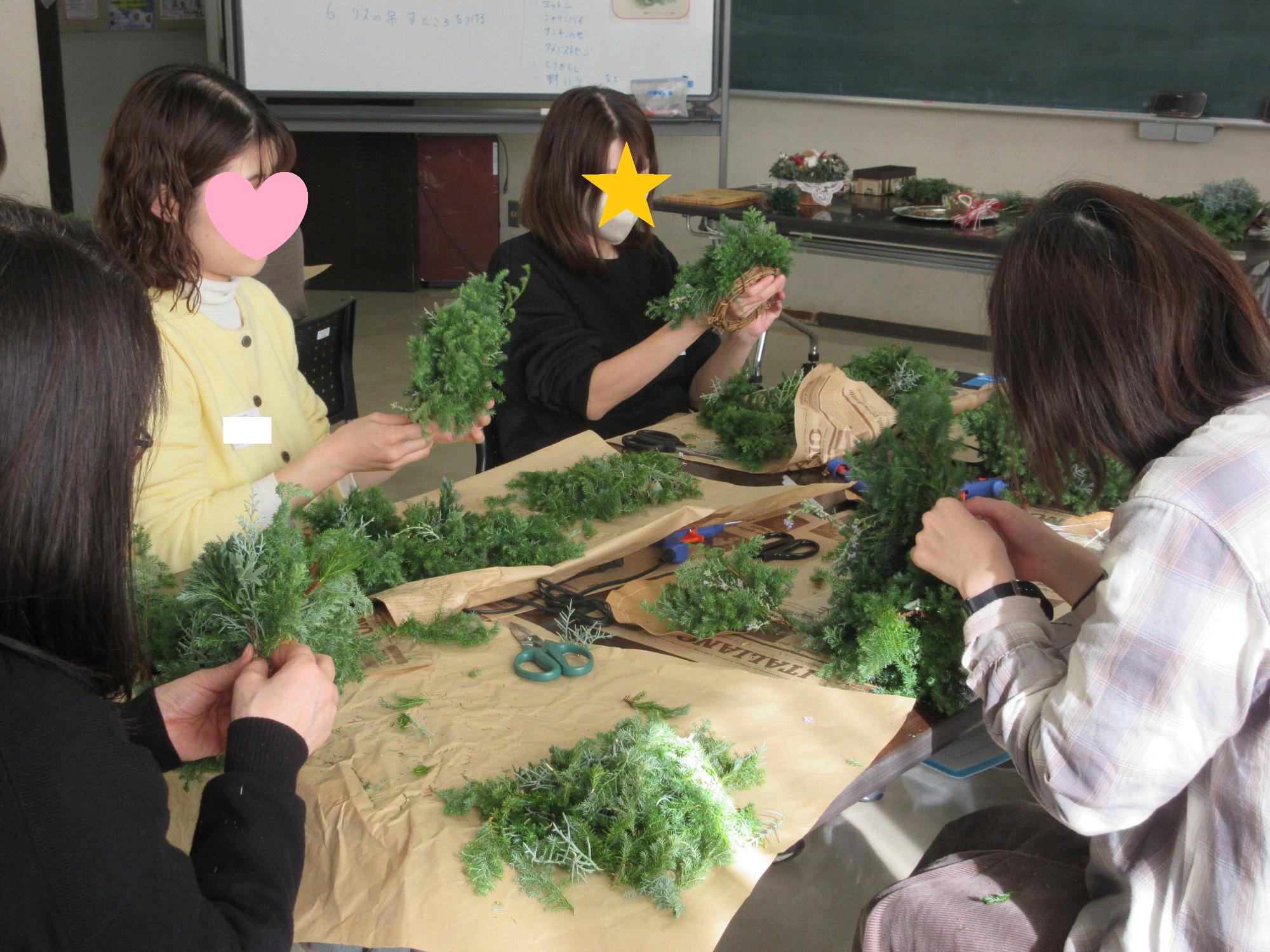 花材を切り分けて、小さなブーケを作るようす