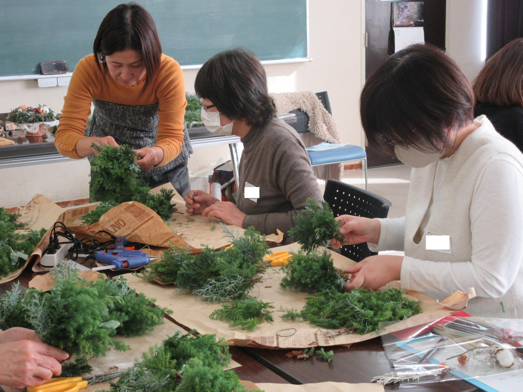 花材を切り分けて、小さなブーケを作るようす