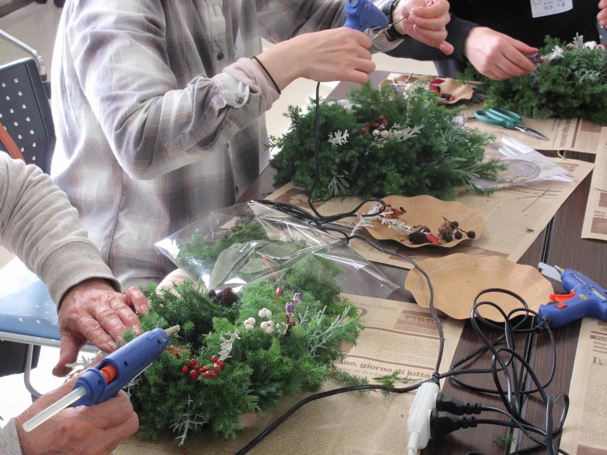 グルーガンを使って花材を固定、飾り付けをしていくようす