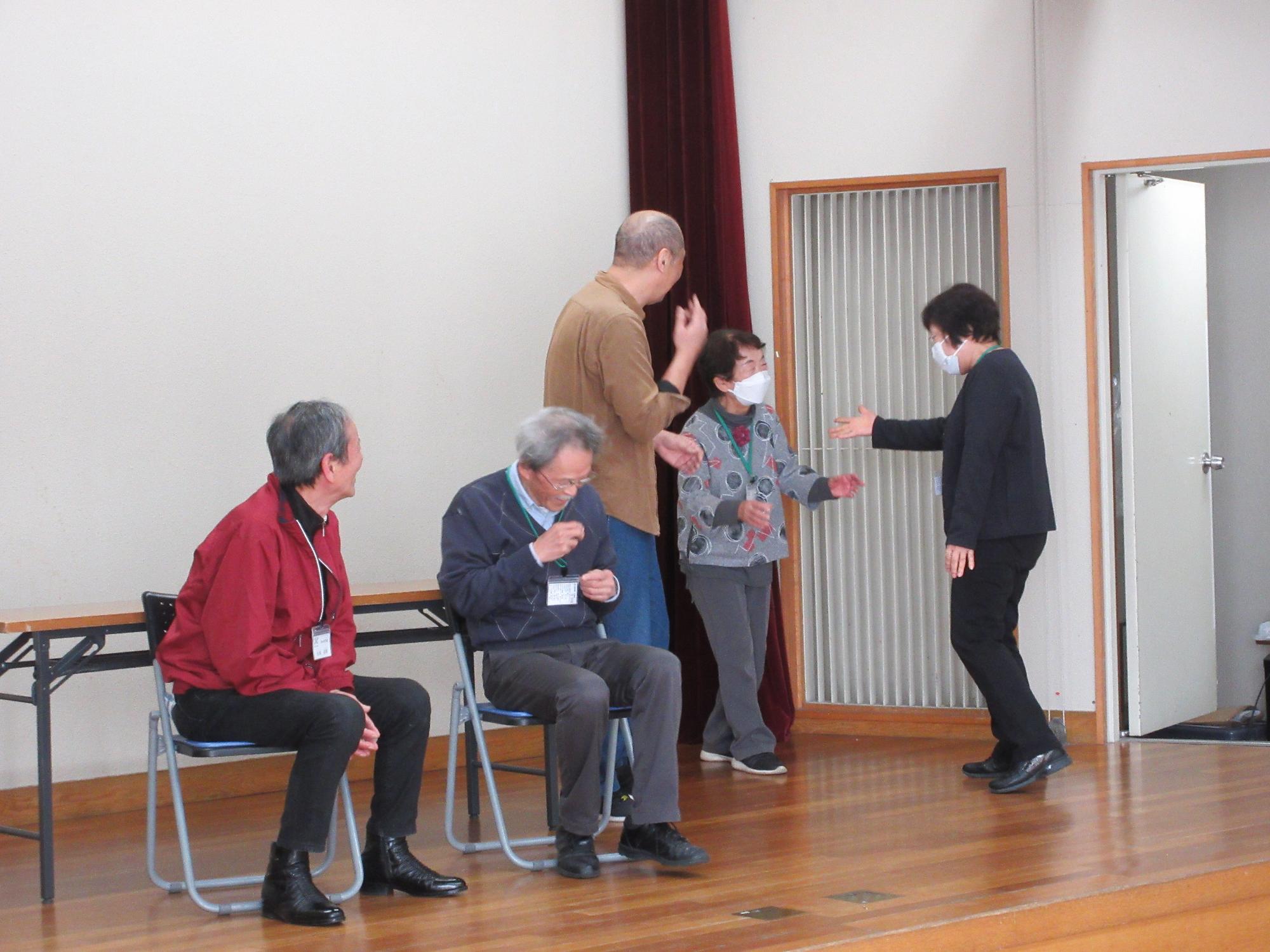 新喜劇の小ネタを体験する学生と講師