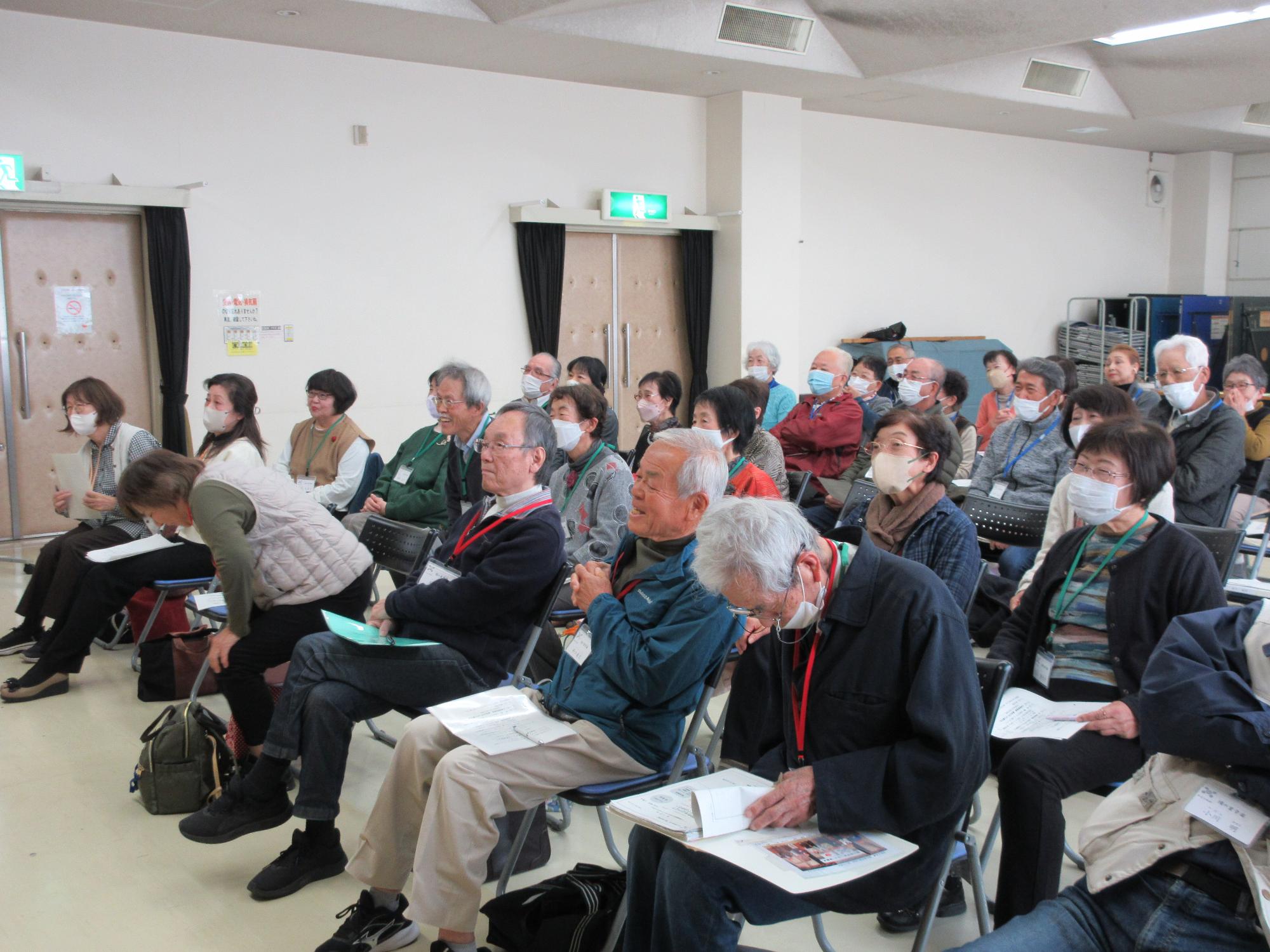 新喜劇に挑戦する中学生と学園長の喜劇に笑う様子