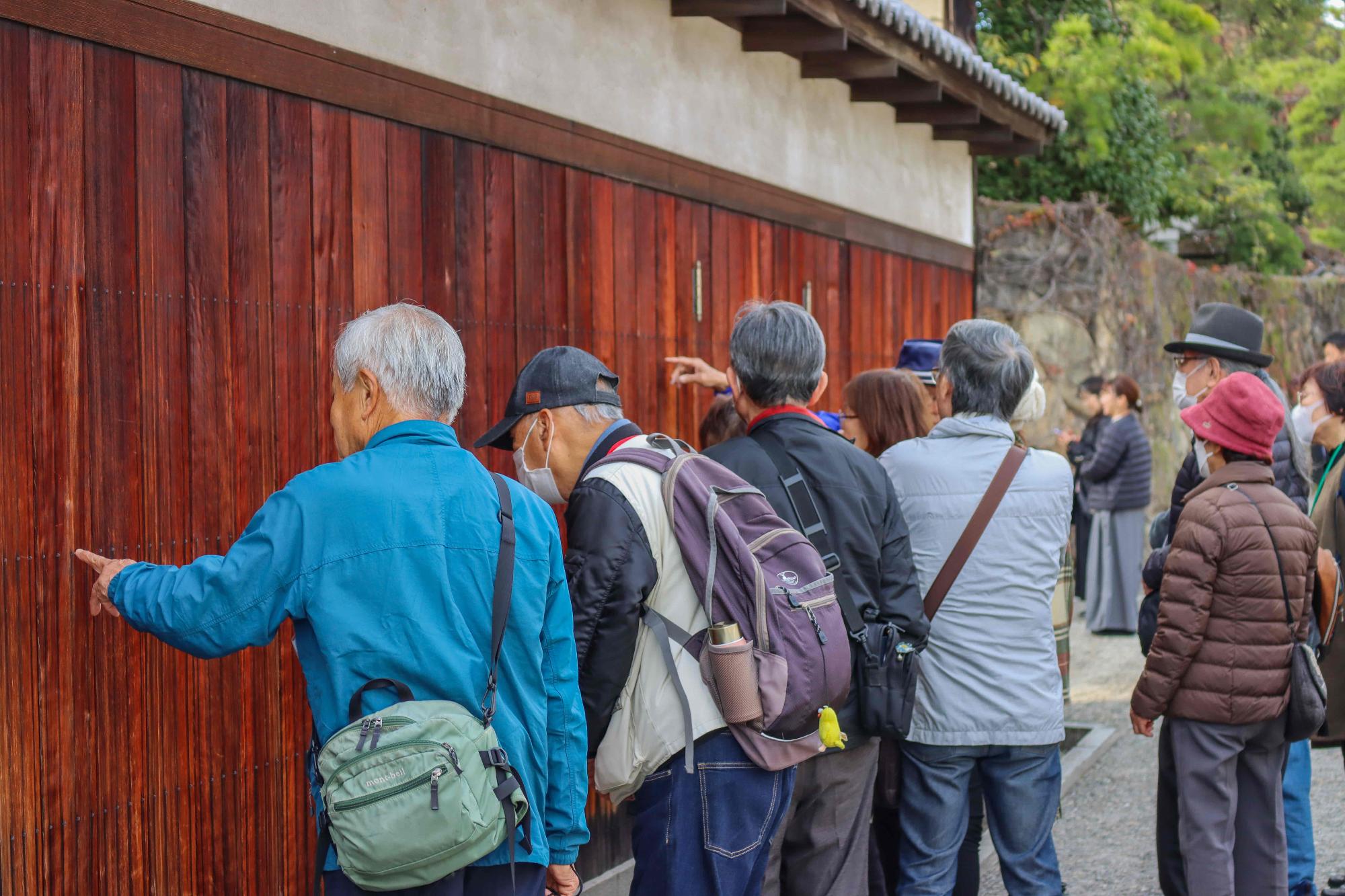 倉敷美観地区の壁を触る様子
