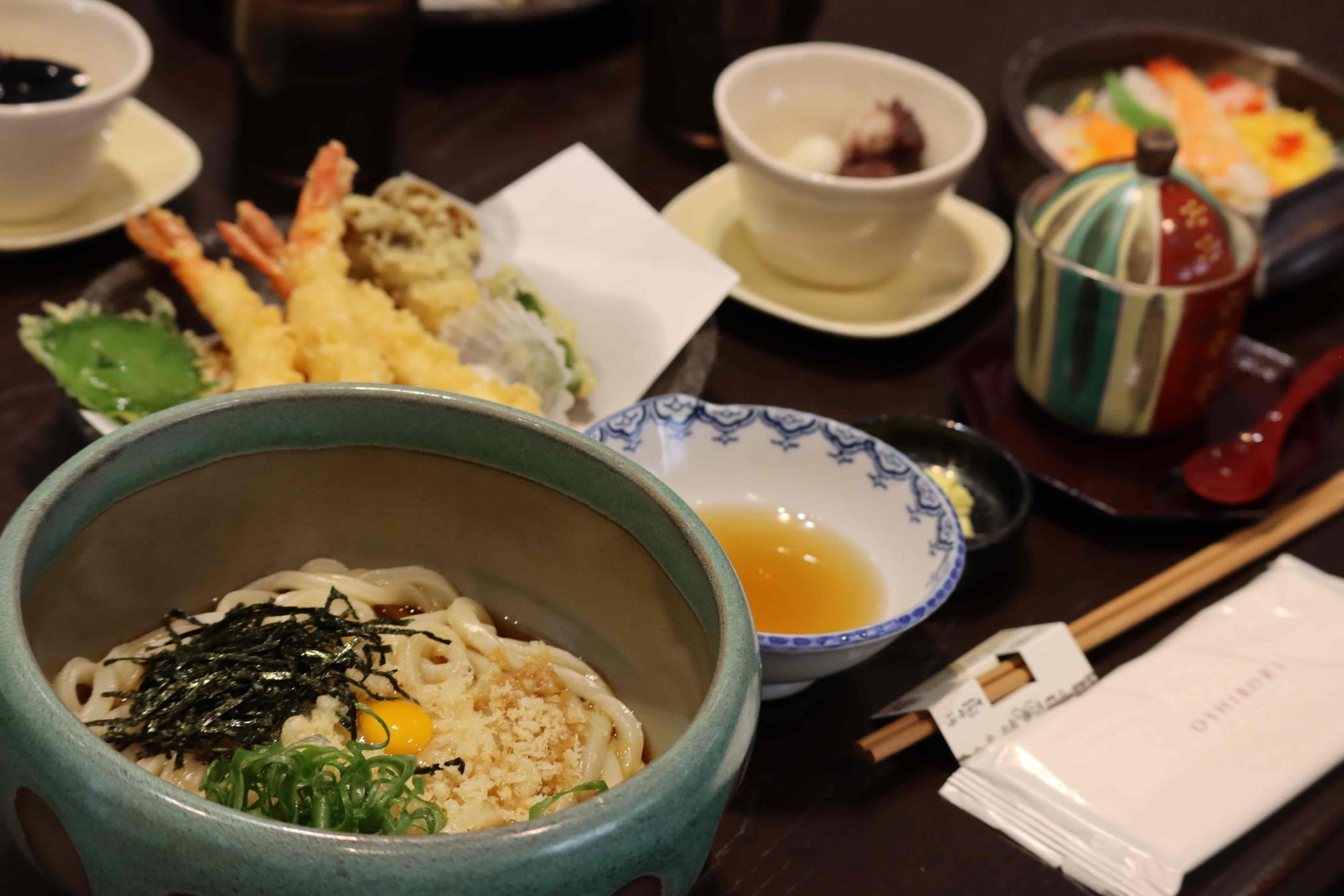 ぶっかけうどん、天ぷら。ちらし寿司、茶わん蒸し、白玉