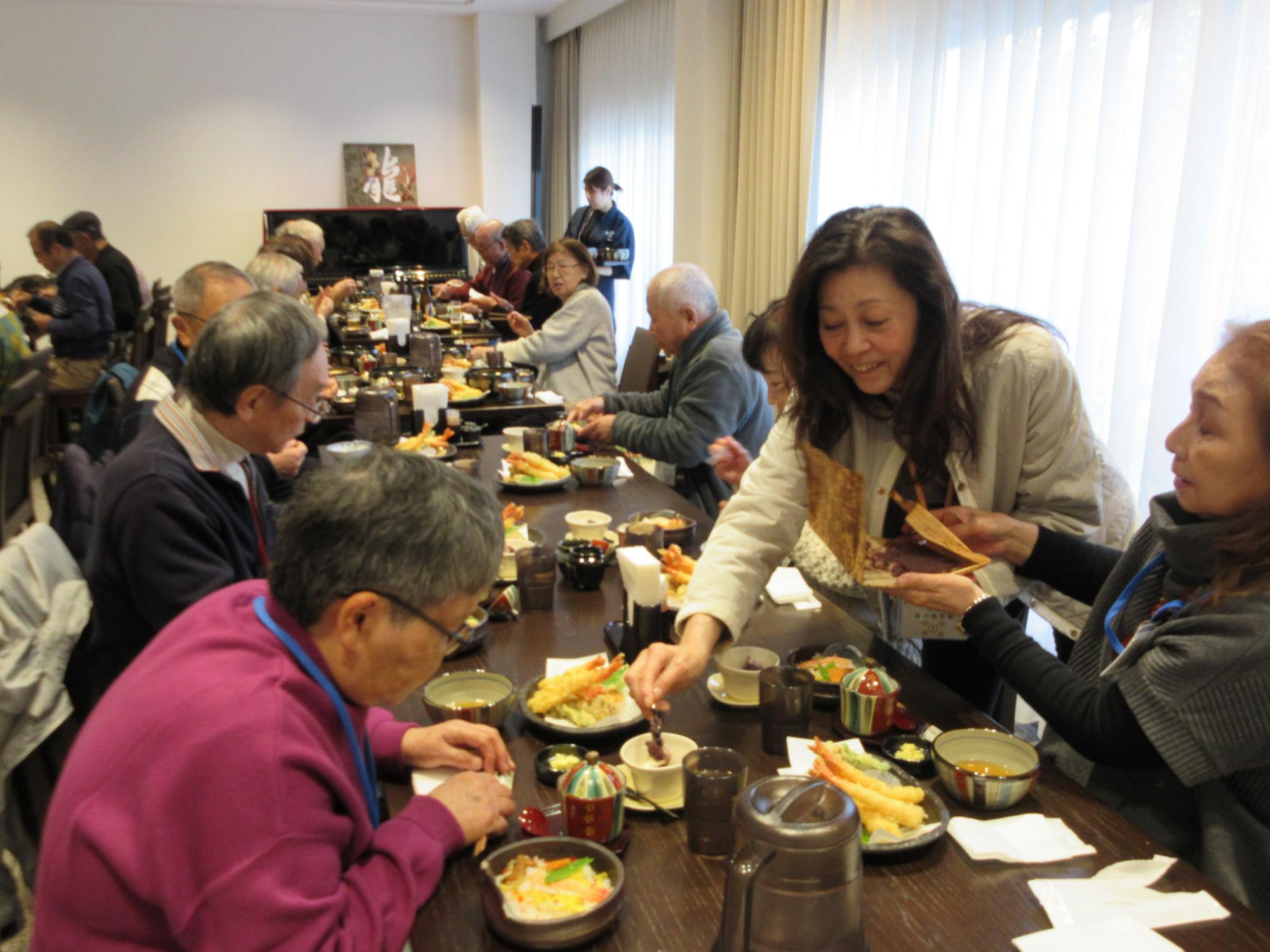 昼食を楽しむ様子