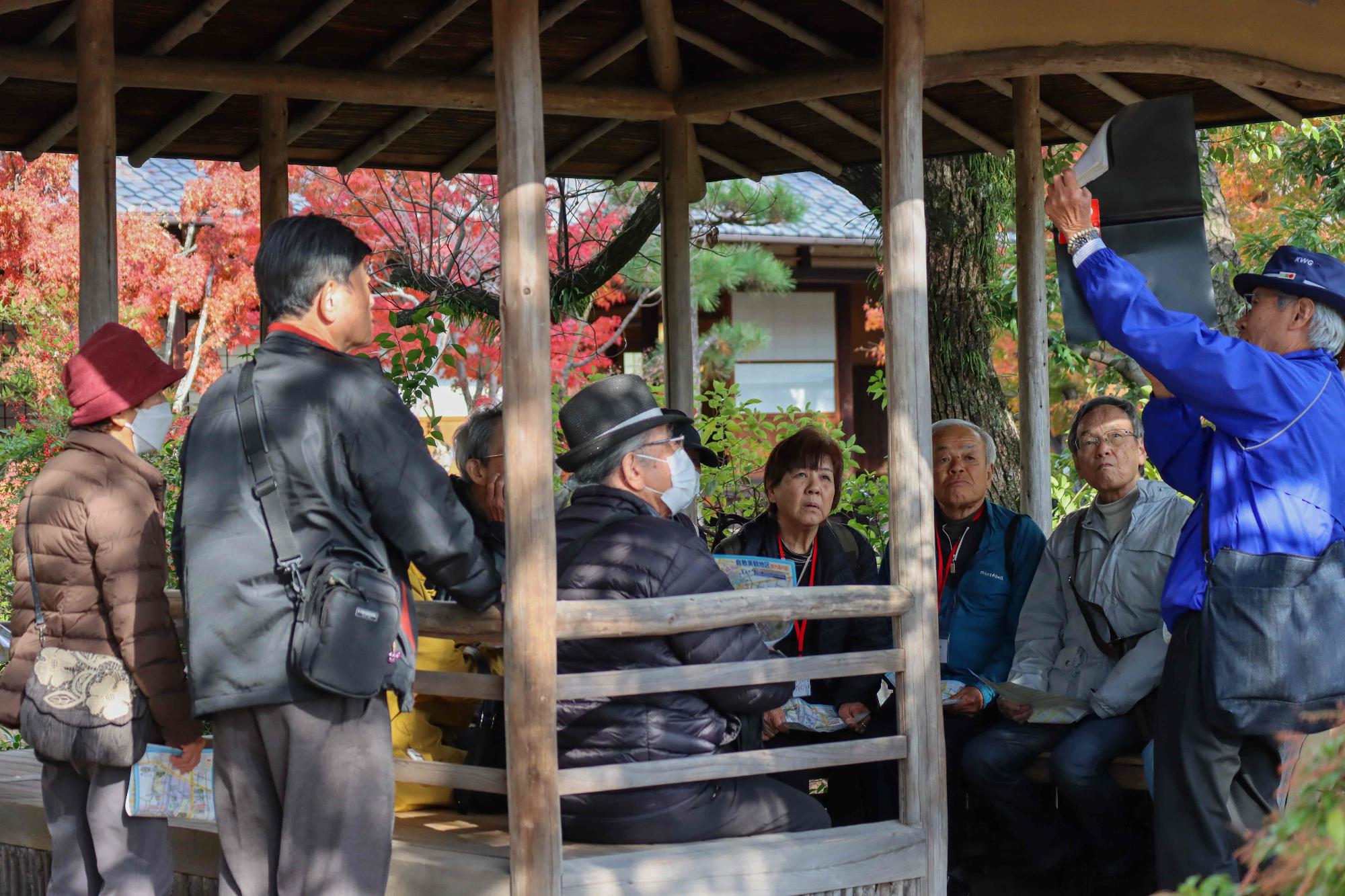 ボランティアガイドから説明を受ける様子