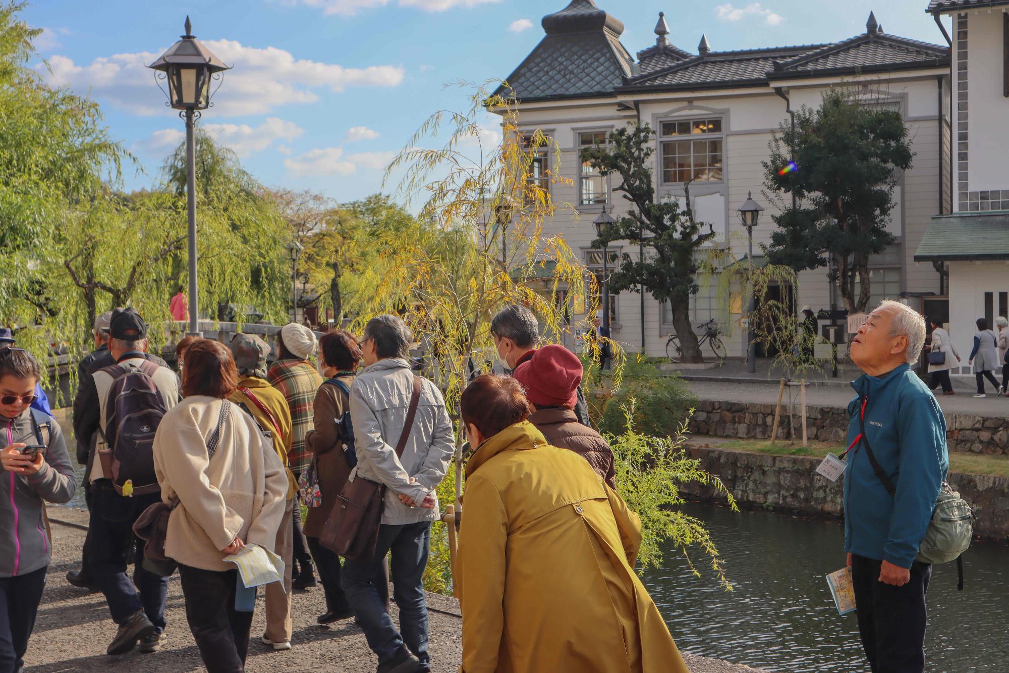 倉敷美観地区を案内してもらう様子