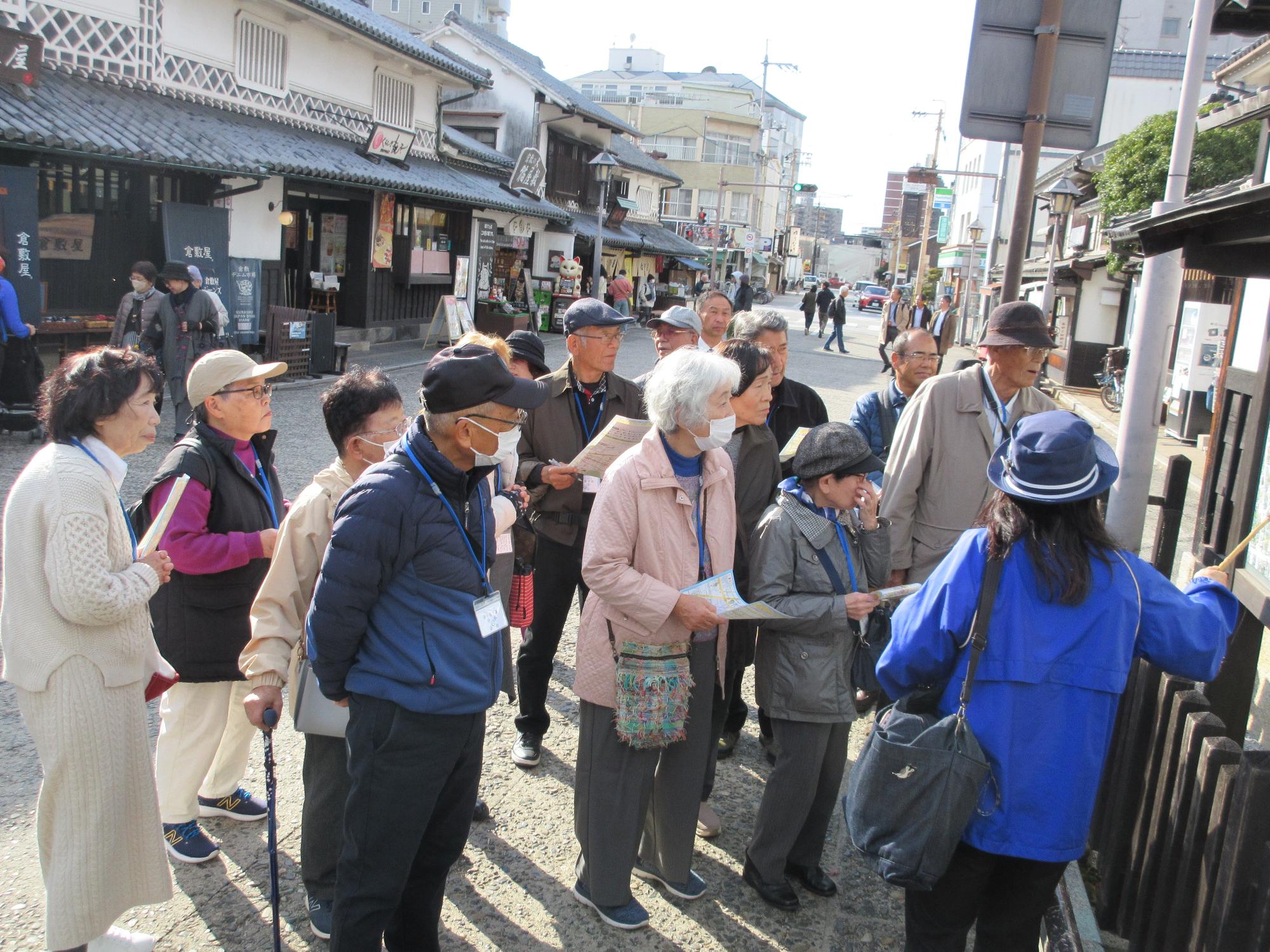 ボランティアガイドに説明を受ける様子