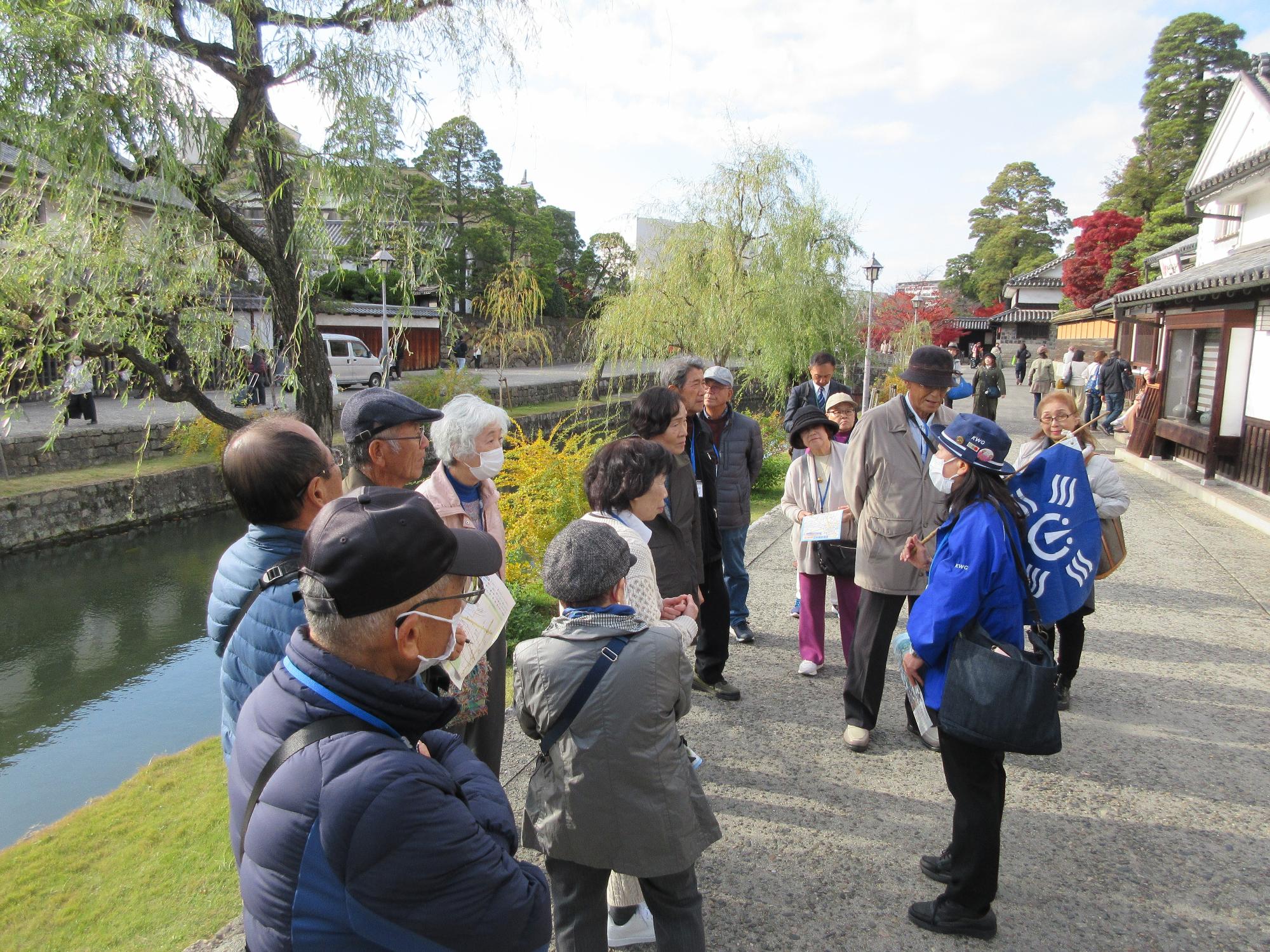 倉敷美観地区の案内を受ける様子