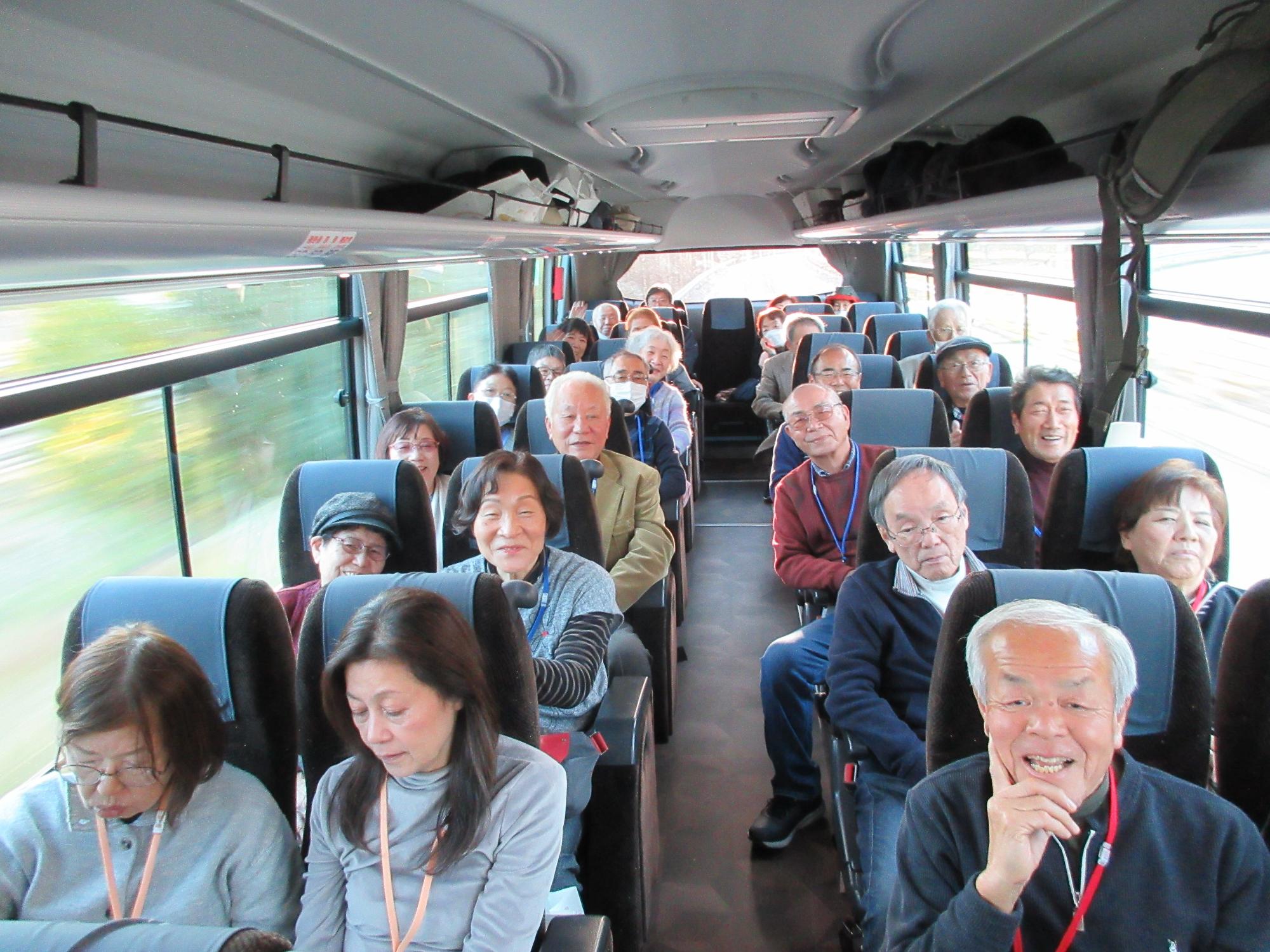 研修旅行のバス車内