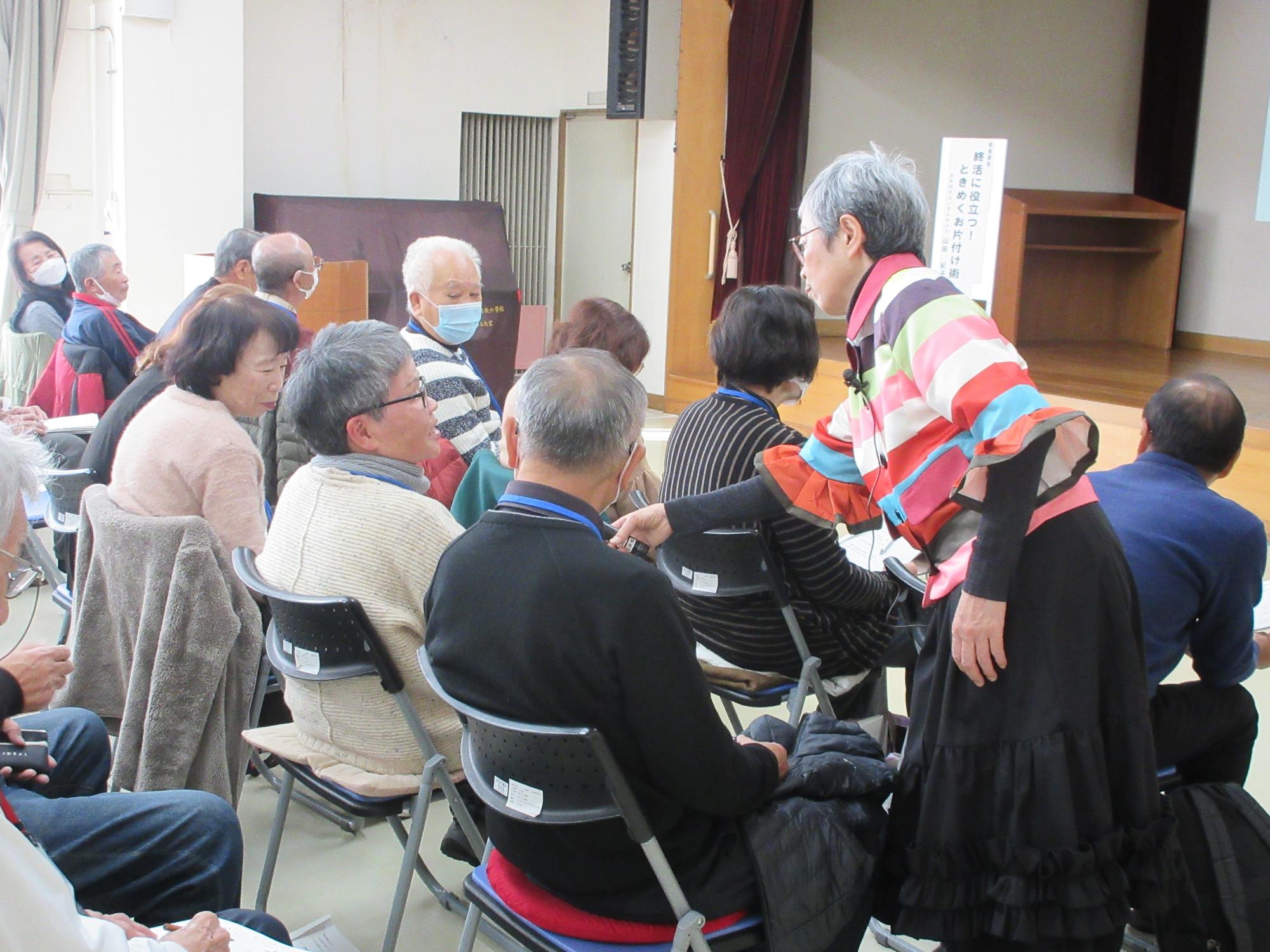 片付けの悩みを話すようす