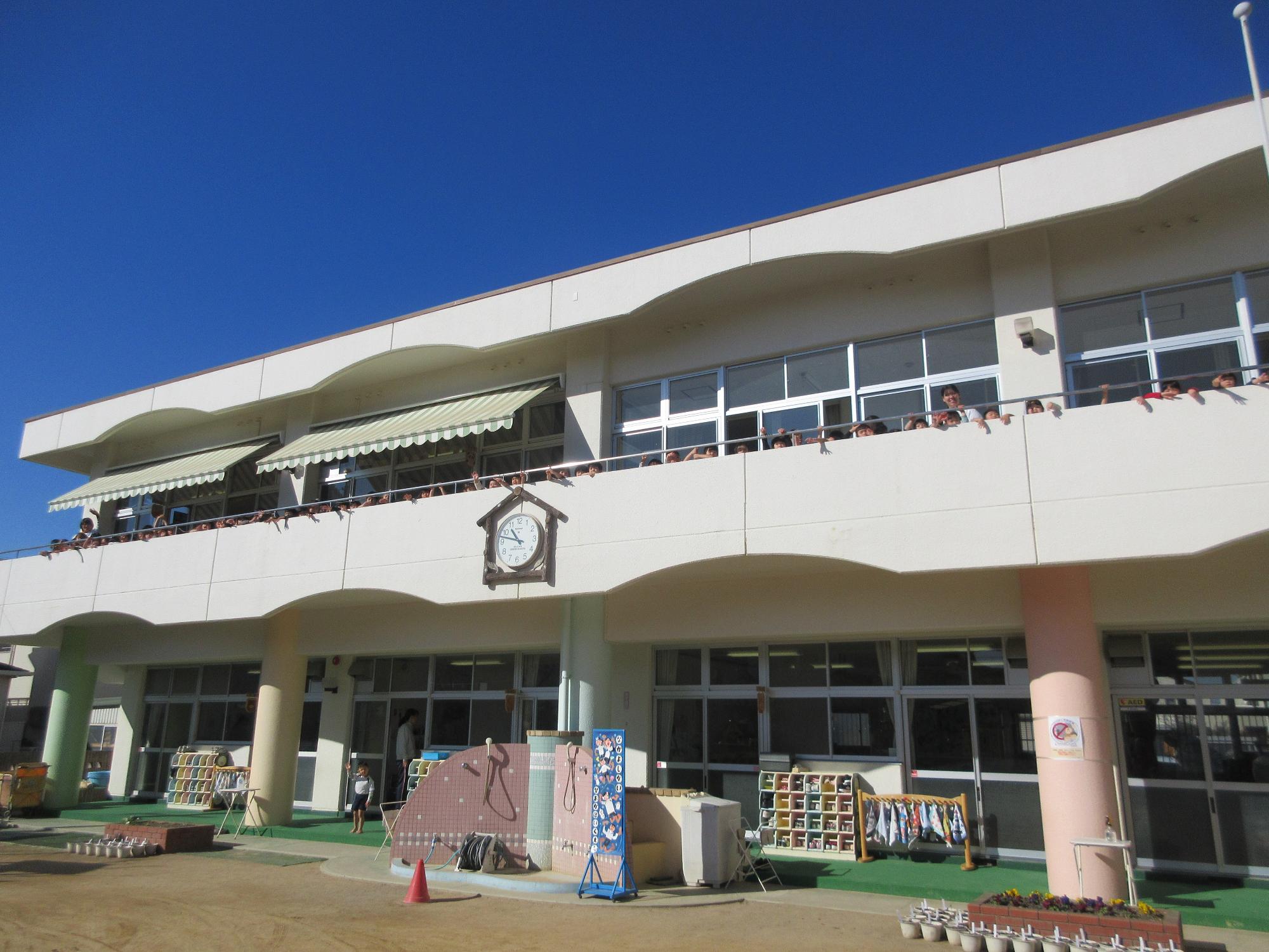 園児たちが学生を見送るようす