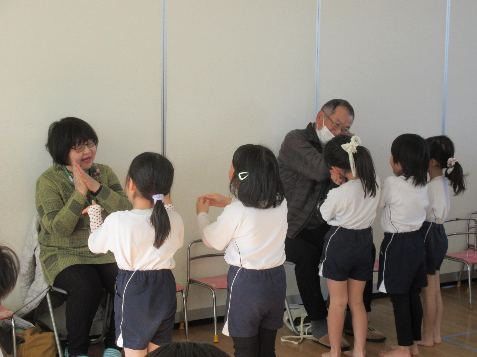 手遊び唄をうたっているようす