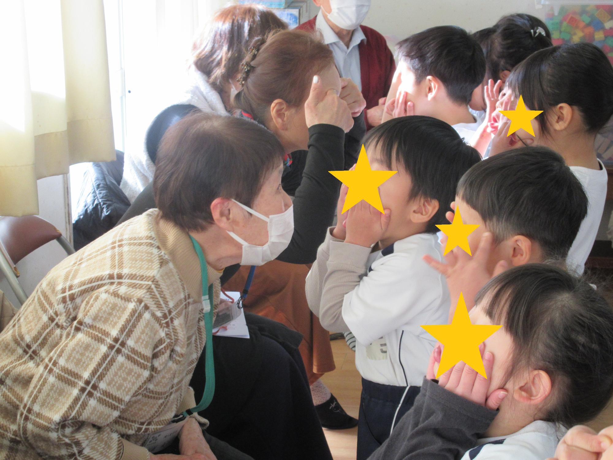 にらめっこ勝負をしているようす