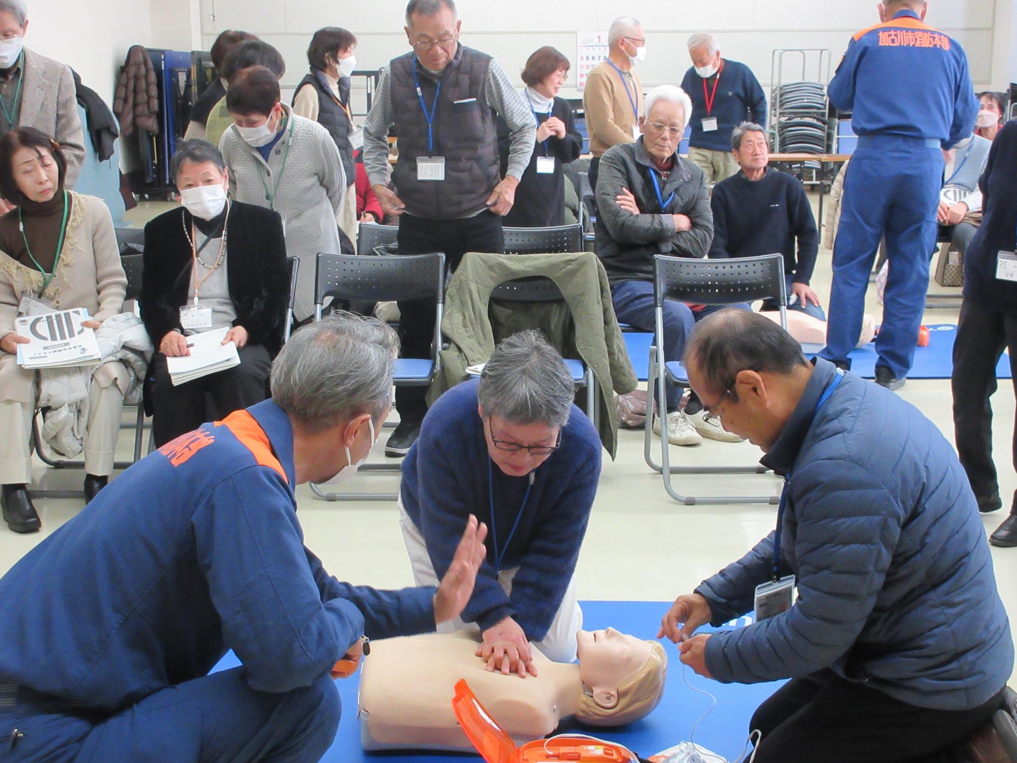 心肺蘇生とAEDを使用する学生のようす