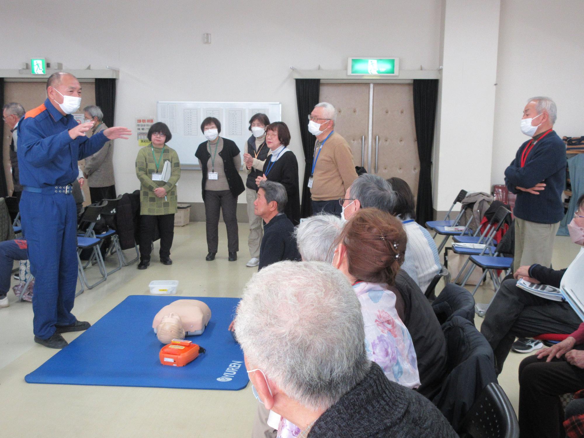 AEDの使用方法についての注意点をきく学生のようす