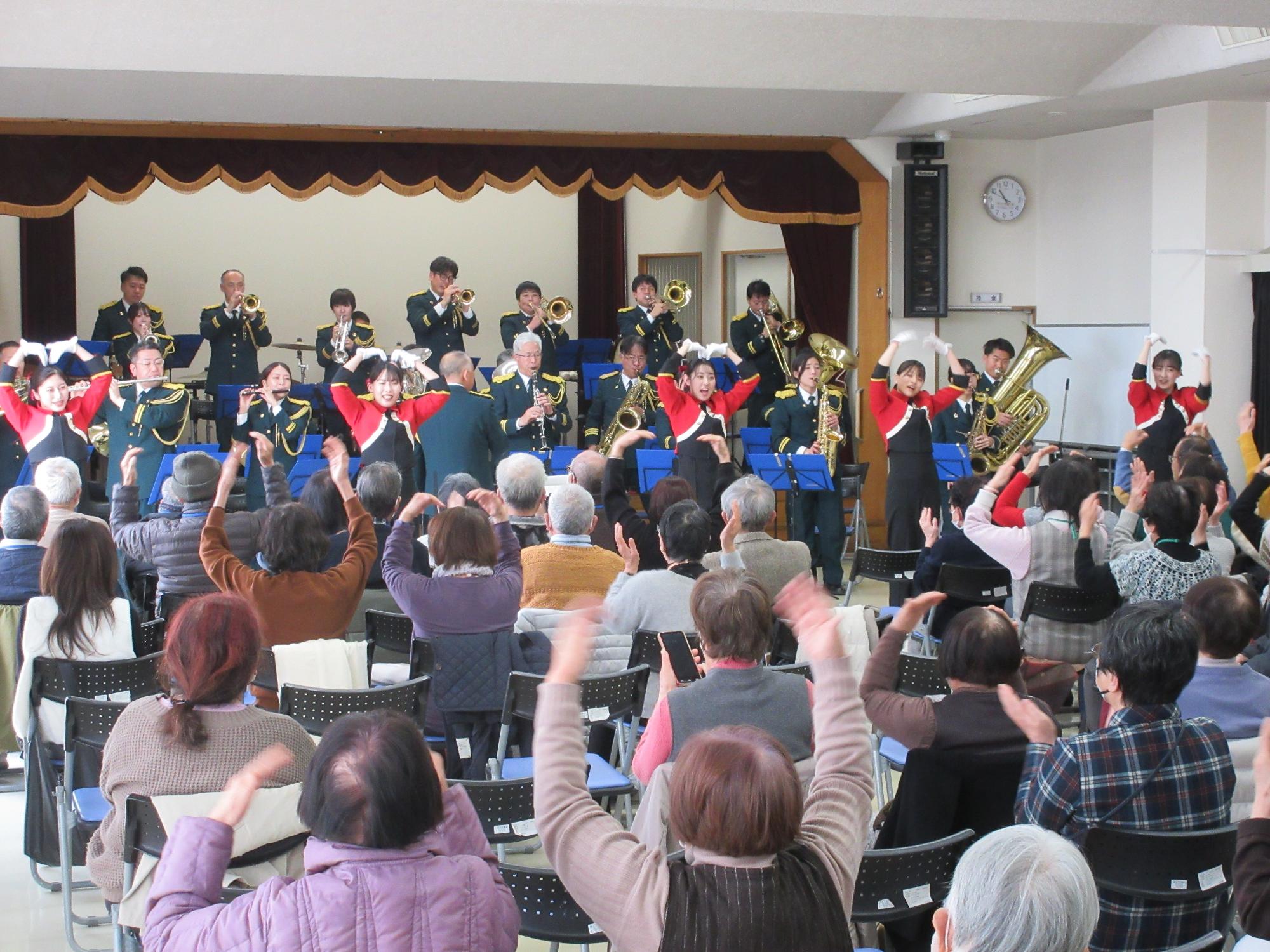 音楽隊と一緒に踊るようす