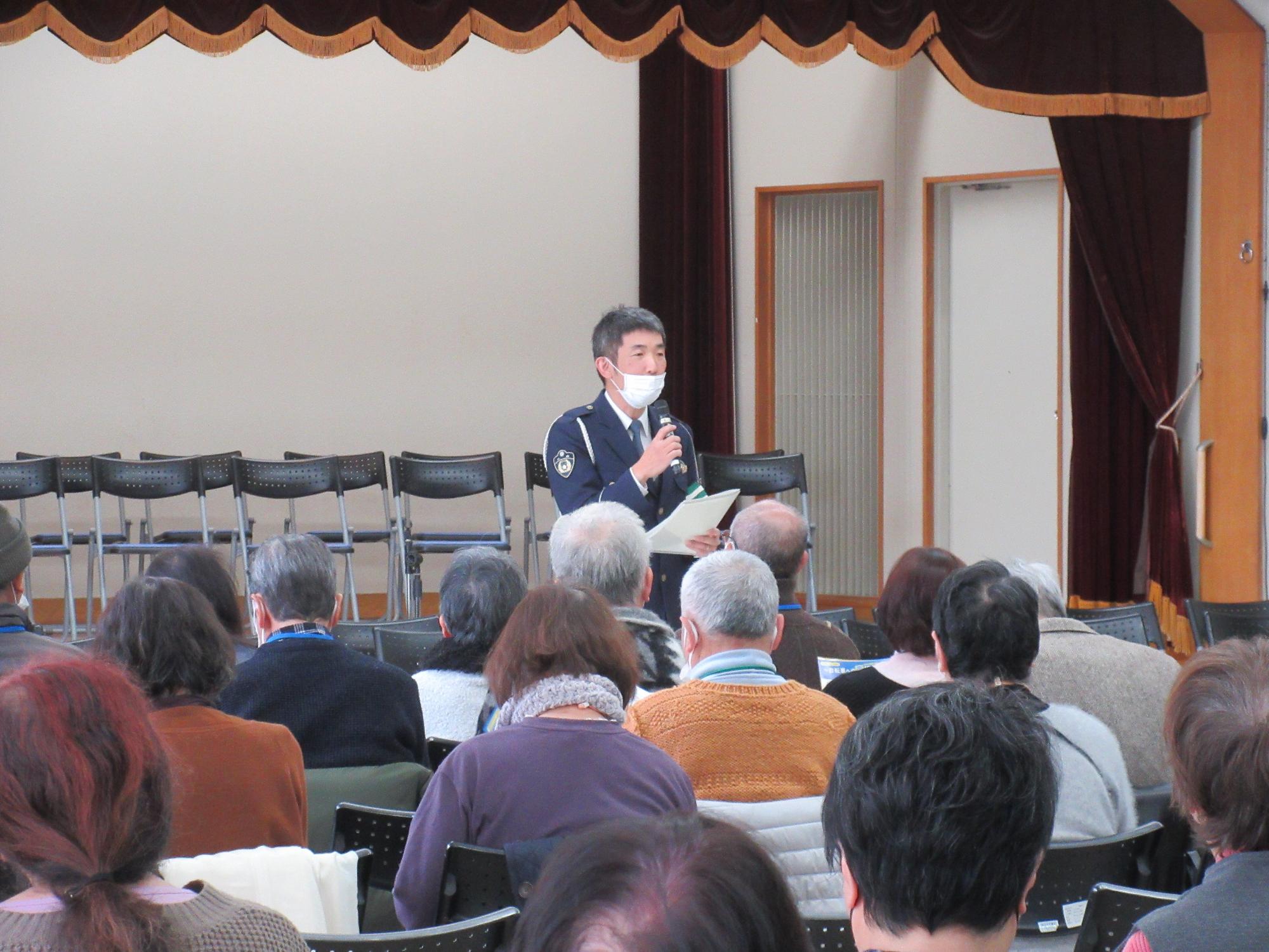 警察職員による青切符制度について話をきくようす