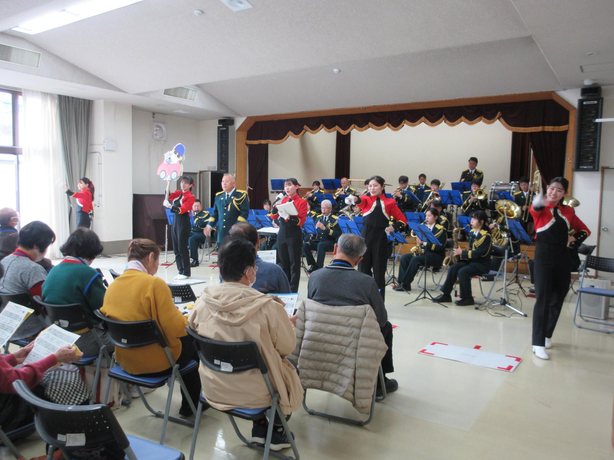 歌に合わせて特殊詐欺対策を学ぶ様子