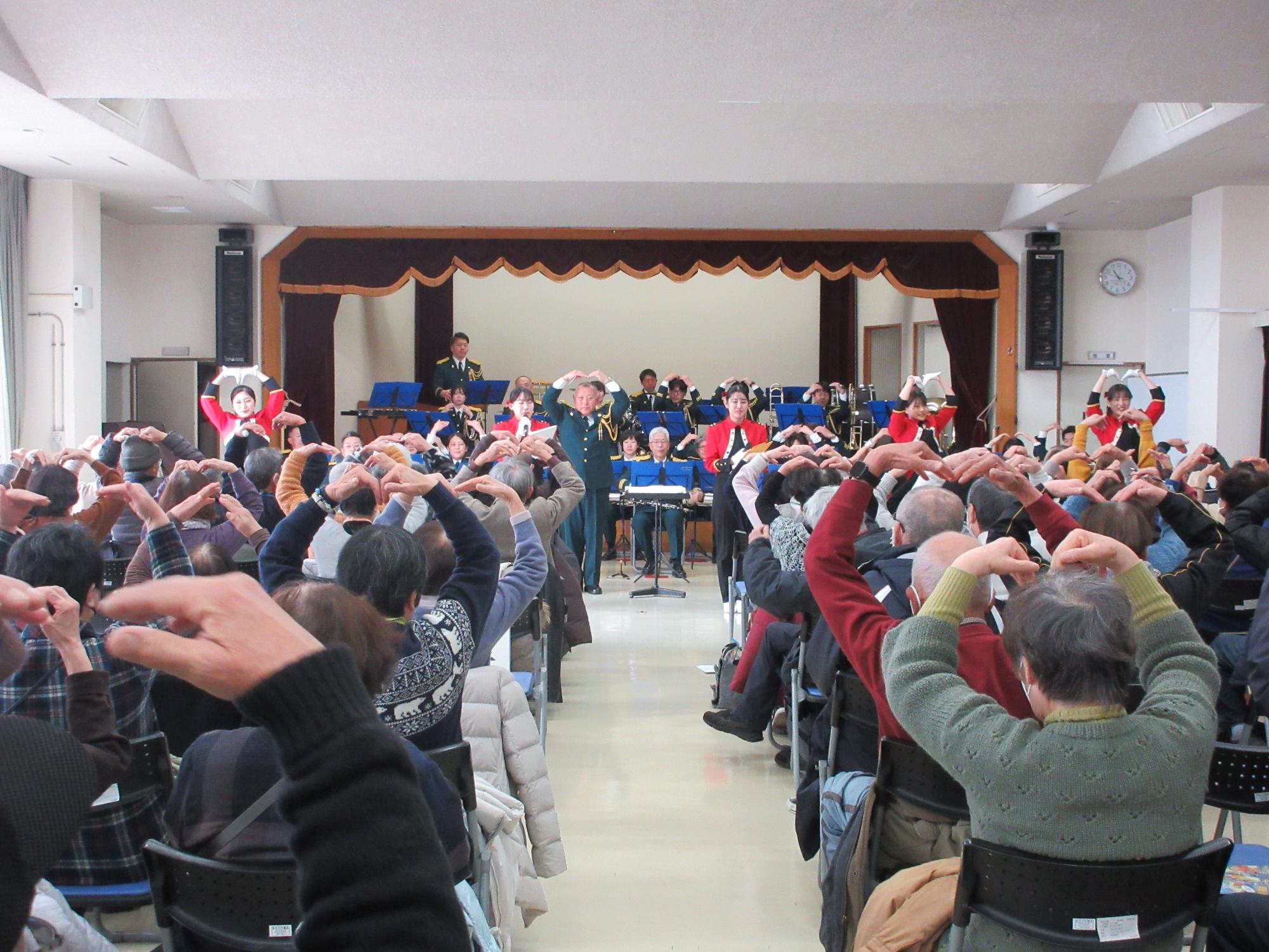 YMCAを踊るようす