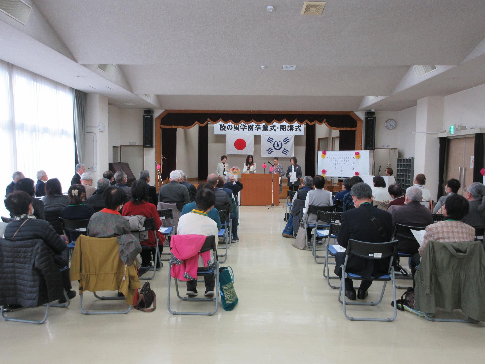 お礼の言葉を述べる卒業生