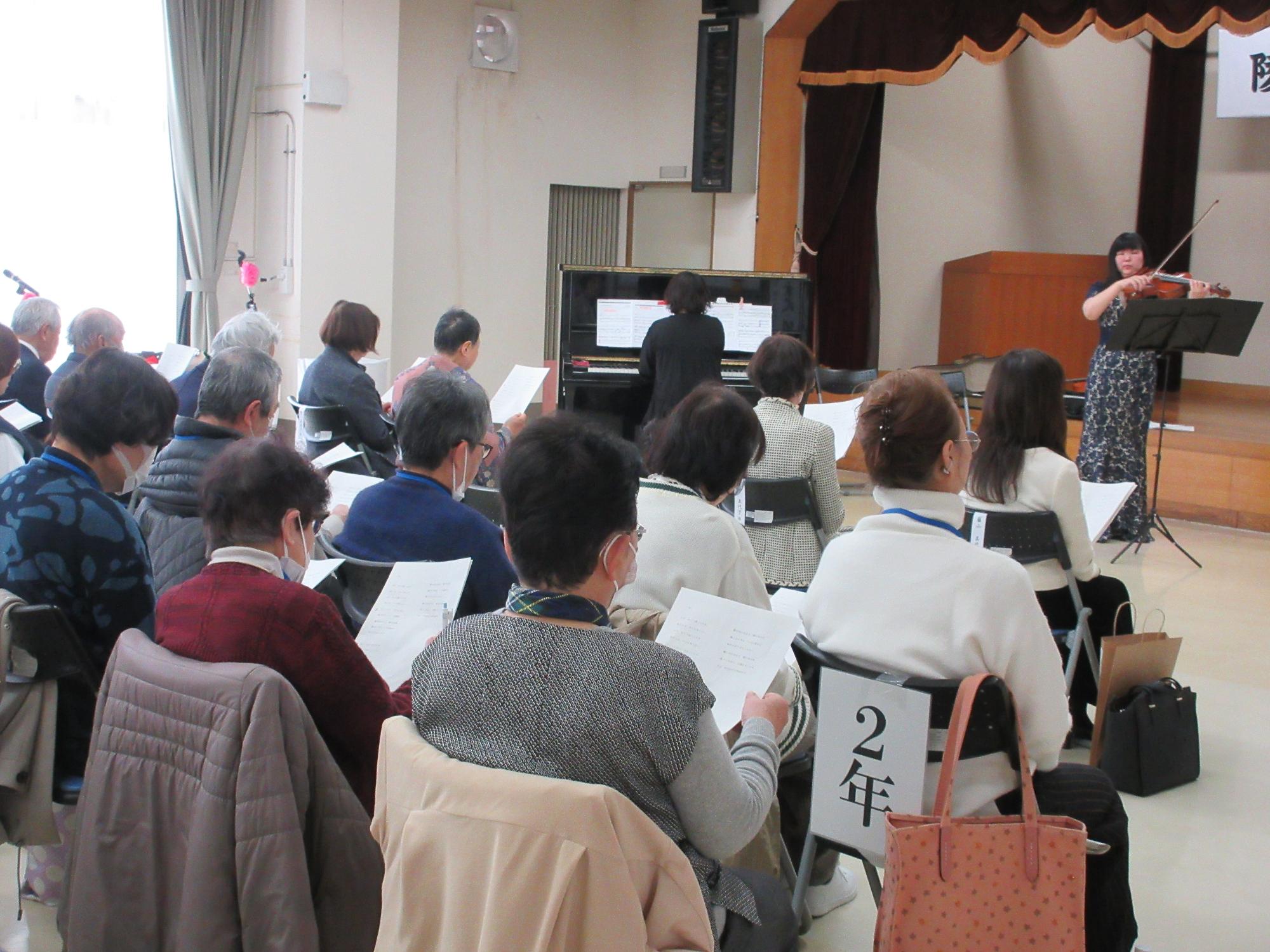 全員で糸を合唱するようす