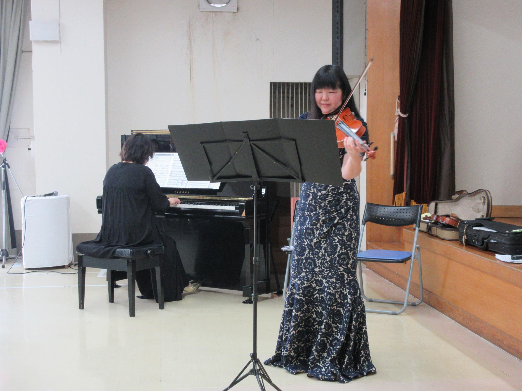 講師によるコンサートのようす